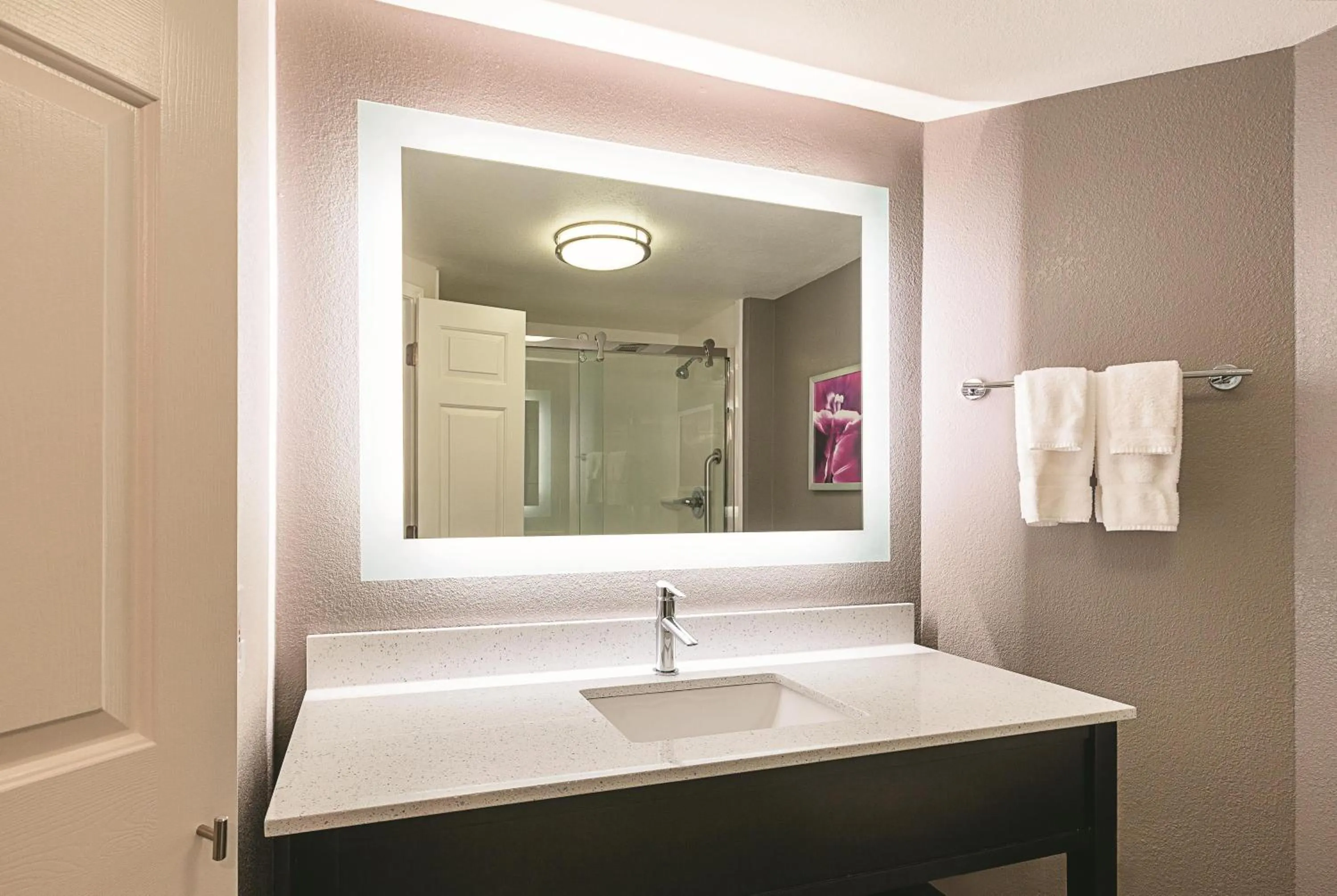 Photo of the whole room in La Quinta by Wyndham Atlanta Alpharetta