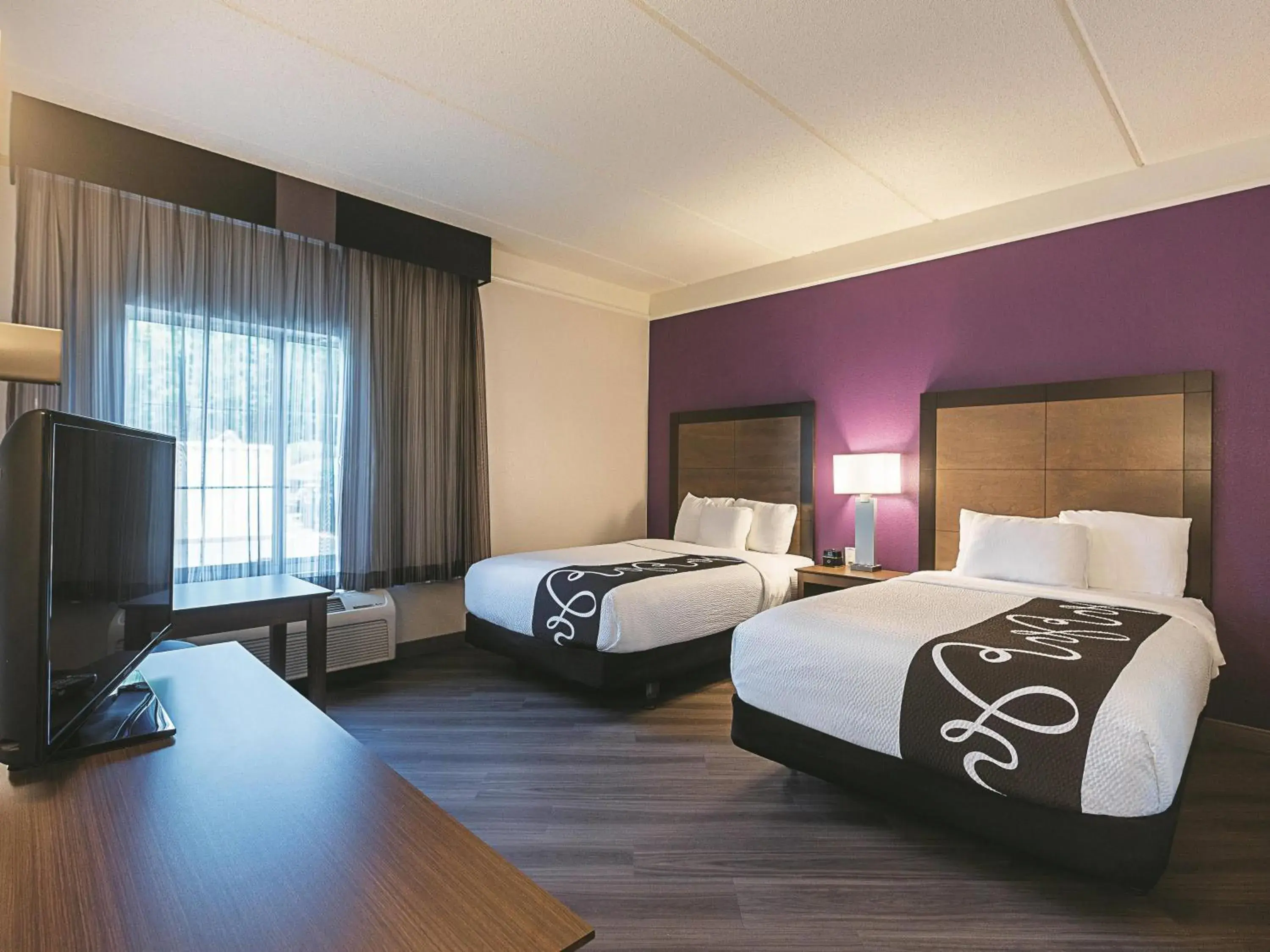 Double Room with Two Double Beds and Bath Tub - Mobility Accessible/Non-Smoking in La Quinta by Wyndham Atlanta Alpharetta Double Room with Two Double Beds and Bath Tub - Mobility Accessible/Non-Smoking in La Quinta by Wyndham Atlanta Alpharetta