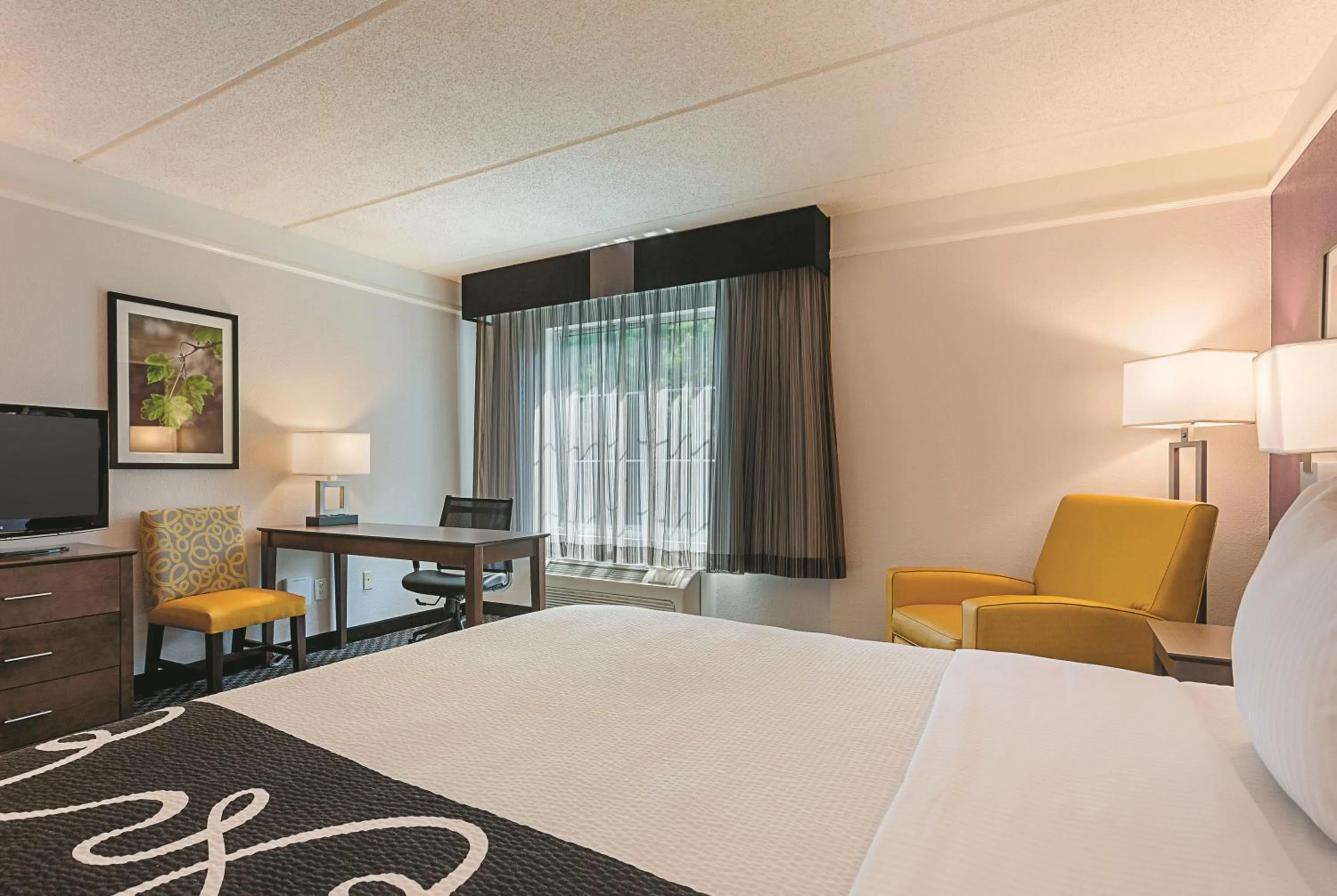 Photo of the whole room, Bed in La Quinta by Wyndham Atlanta Alpharetta