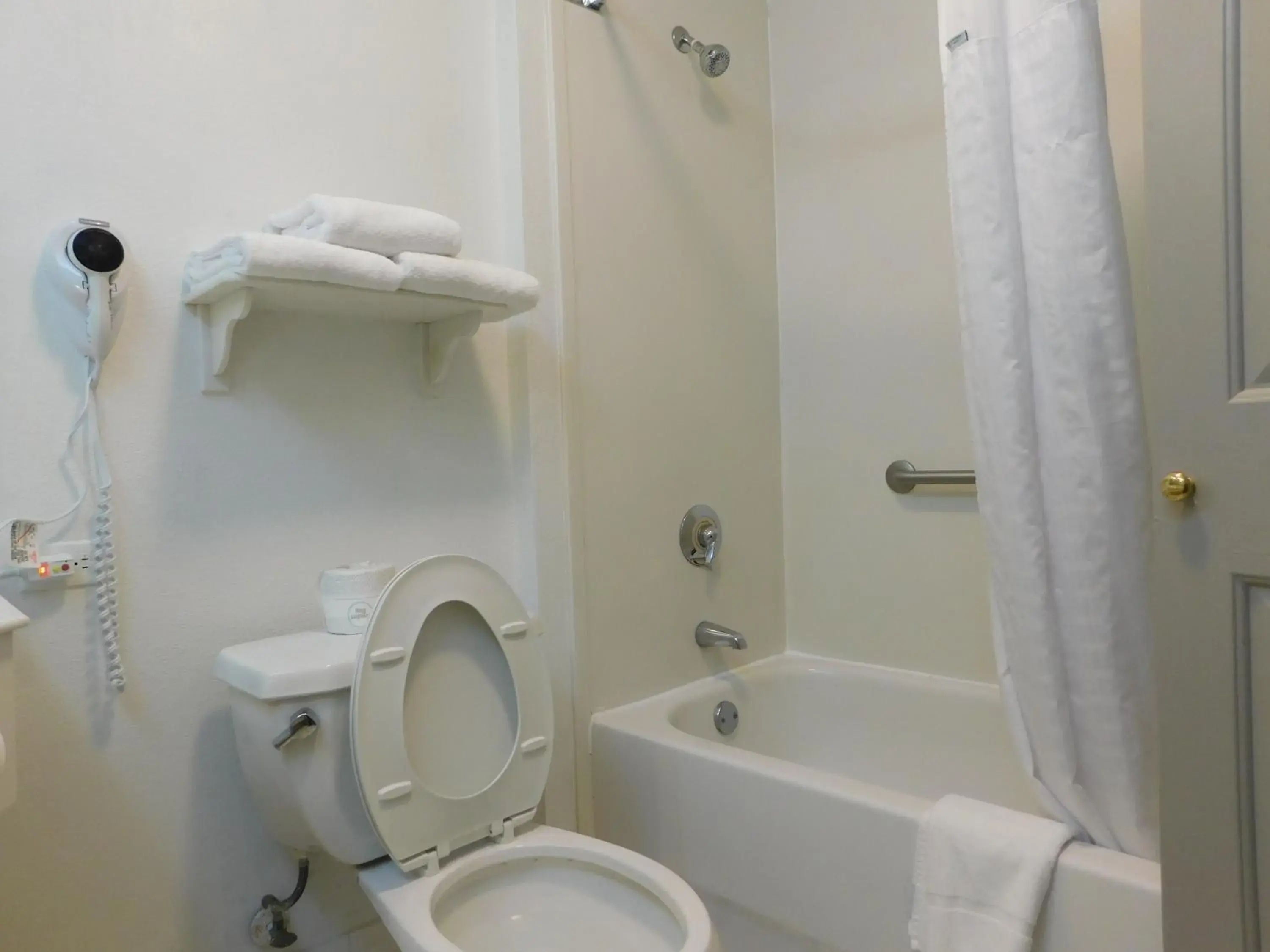 Superior Queen Room with Bath Tub with Grab Bars - Mobility/Hearing Accessible - Non-Smoking in La Quinta by Wyndham Winston-Salem Superior Queen Room with Bath Tub with Grab Bars - Mobility/Hearing Accessible - Non-Smoking in La Quinta by Wyndham Winston-Salem