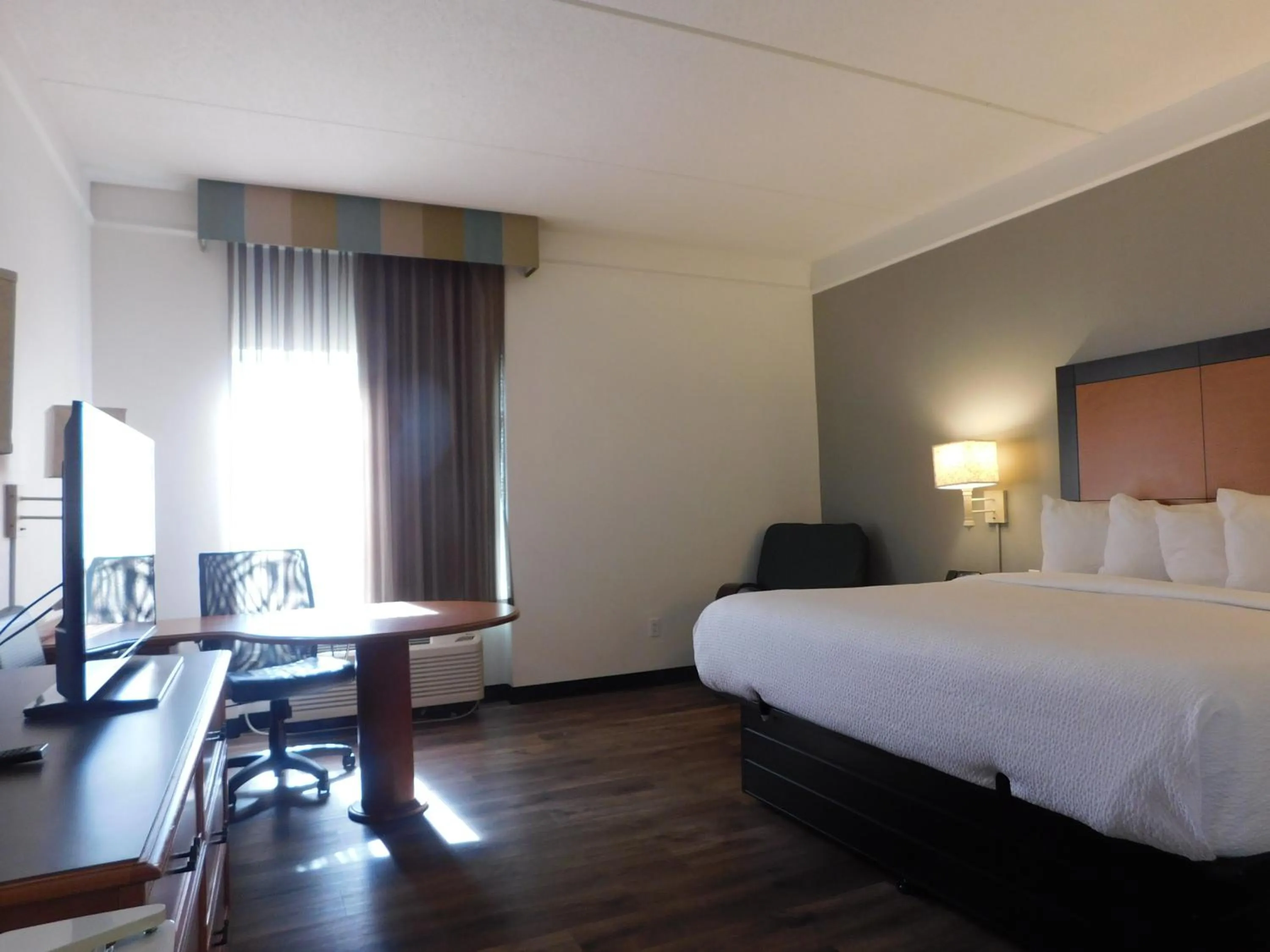 Bedroom, Bed in La Quinta by Wyndham Winston-Salem