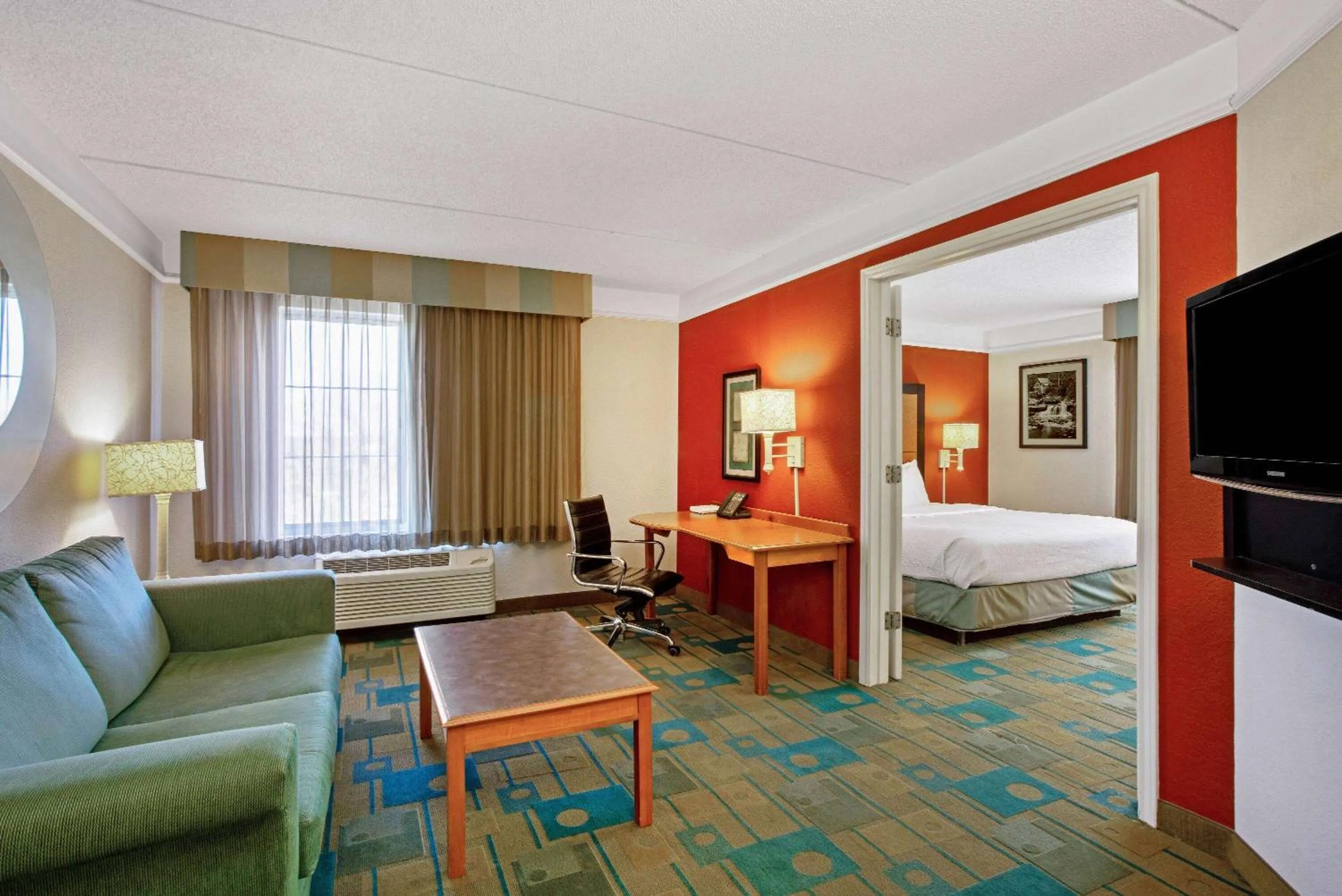 Photo of the whole room, Bed in La Quinta by Wyndham Winston-Salem