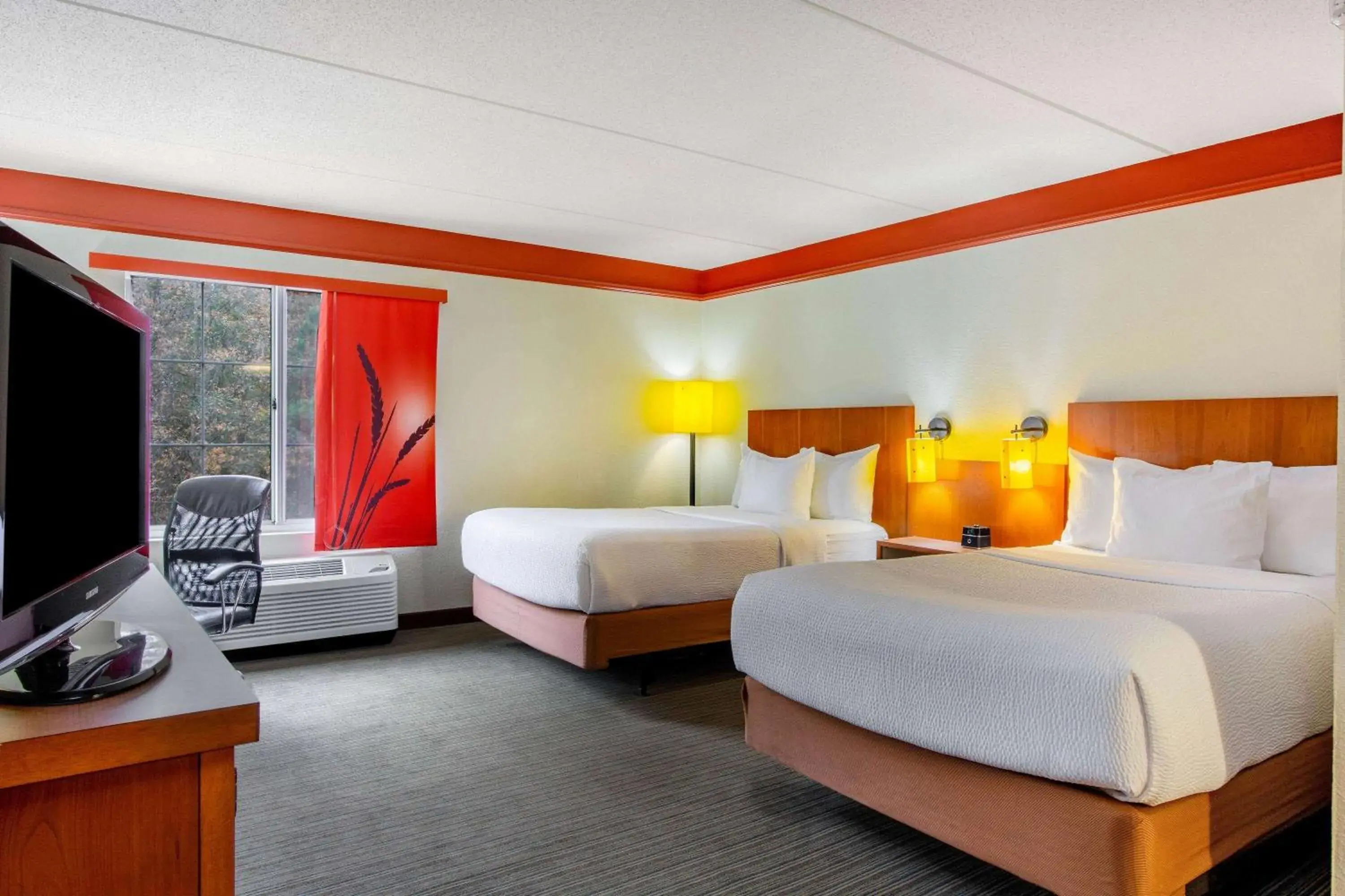 Double Room with Two Double Beds - Mobility/Hearing Accessible - Non-Smoking in La Quinta by Wyndham Raleigh Crabtree Double Room with Two Double Beds - Mobility/Hearing Accessible - Non-Smoking in La Quinta by Wyndham Raleigh Crabtree