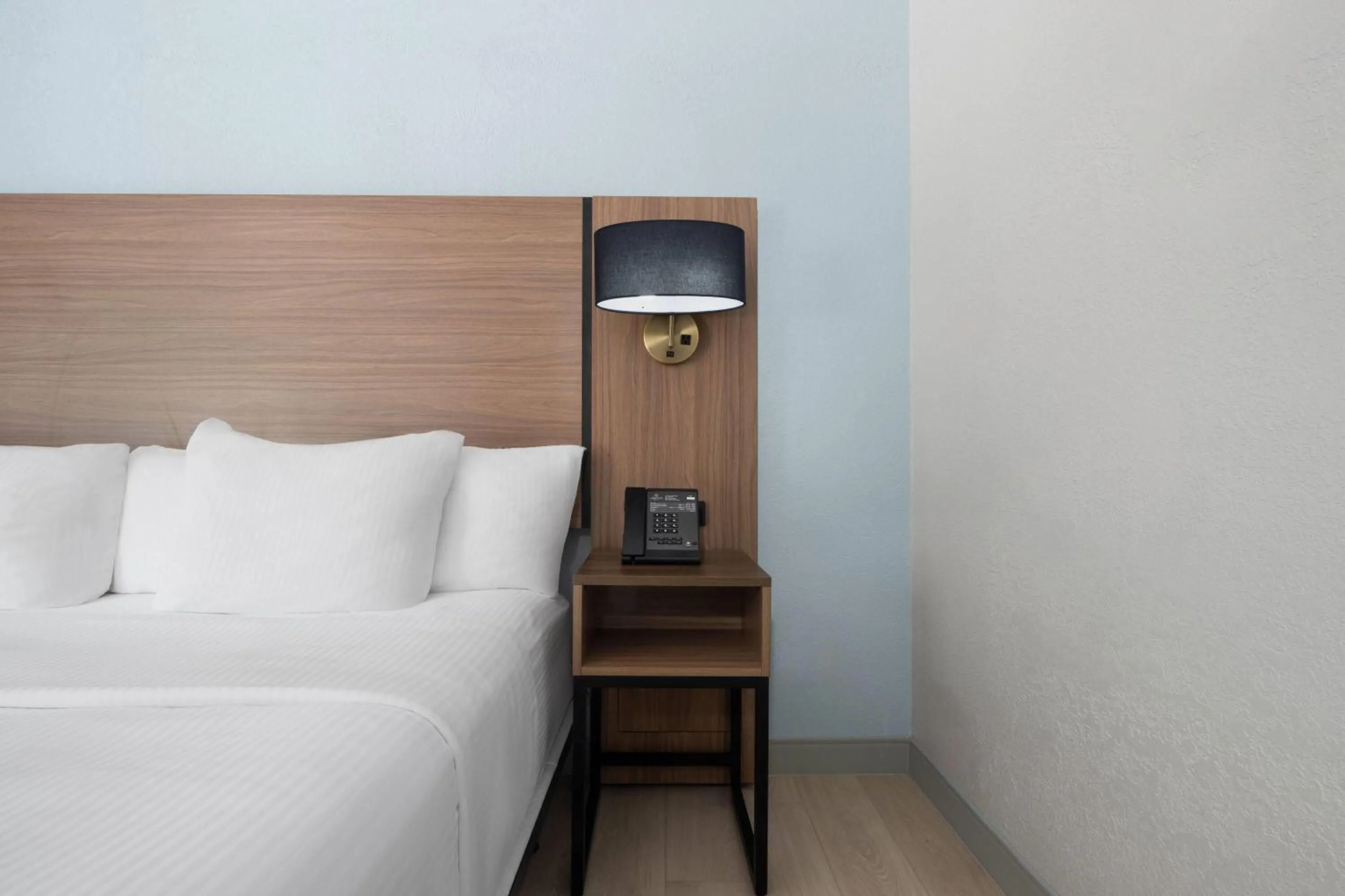 Photo of the whole room, Bed in La Quinta by Wyndham Raleigh Cary