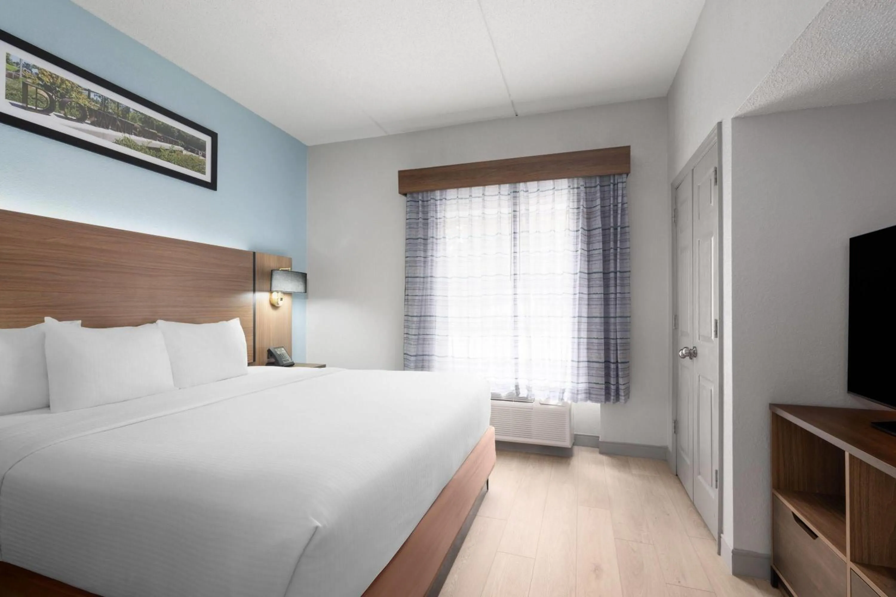 Photo of the whole room, Bed in La Quinta by Wyndham Raleigh Cary