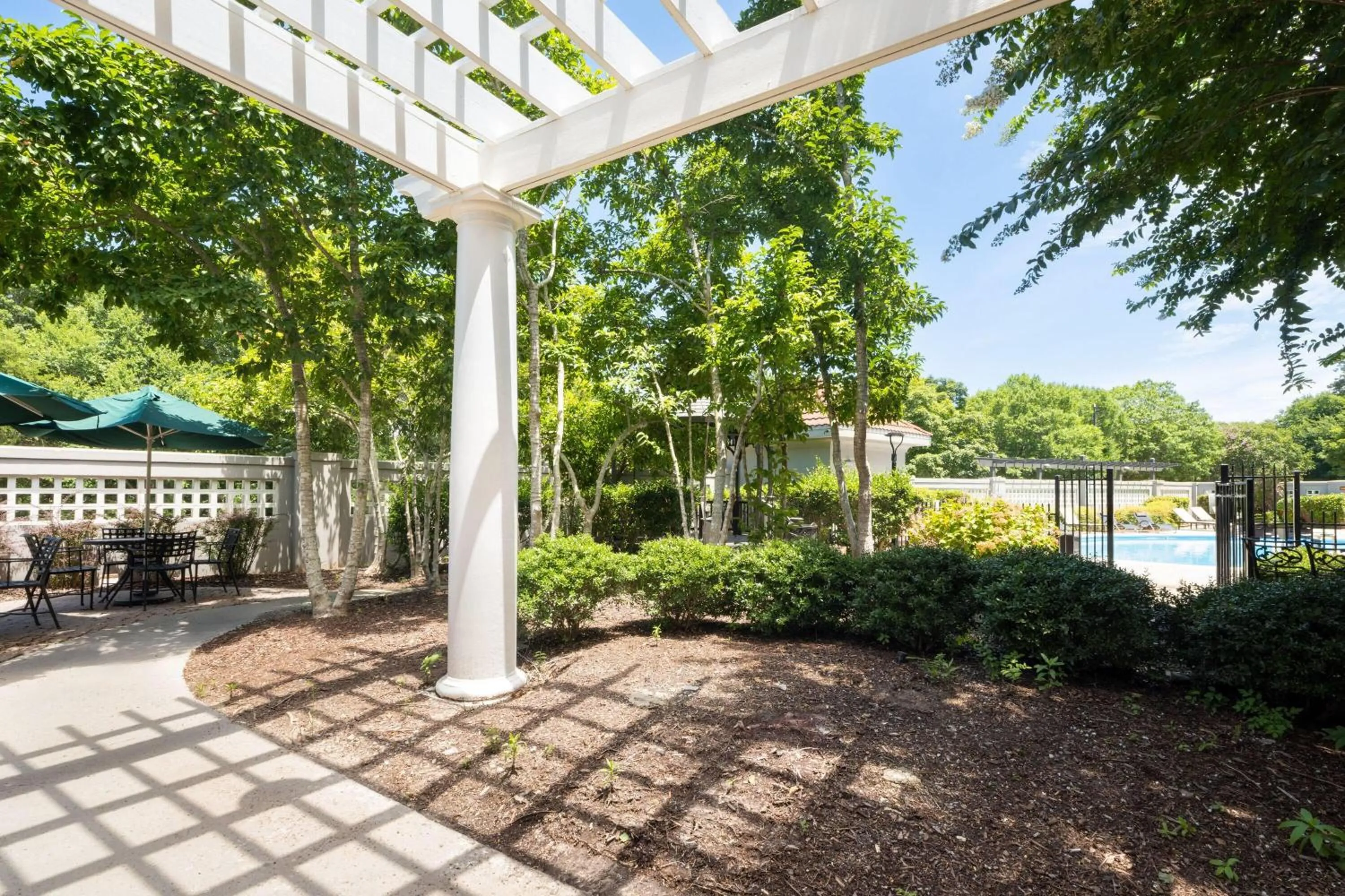 Inner courtyard view in La Quinta by Wyndham Raleigh Cary