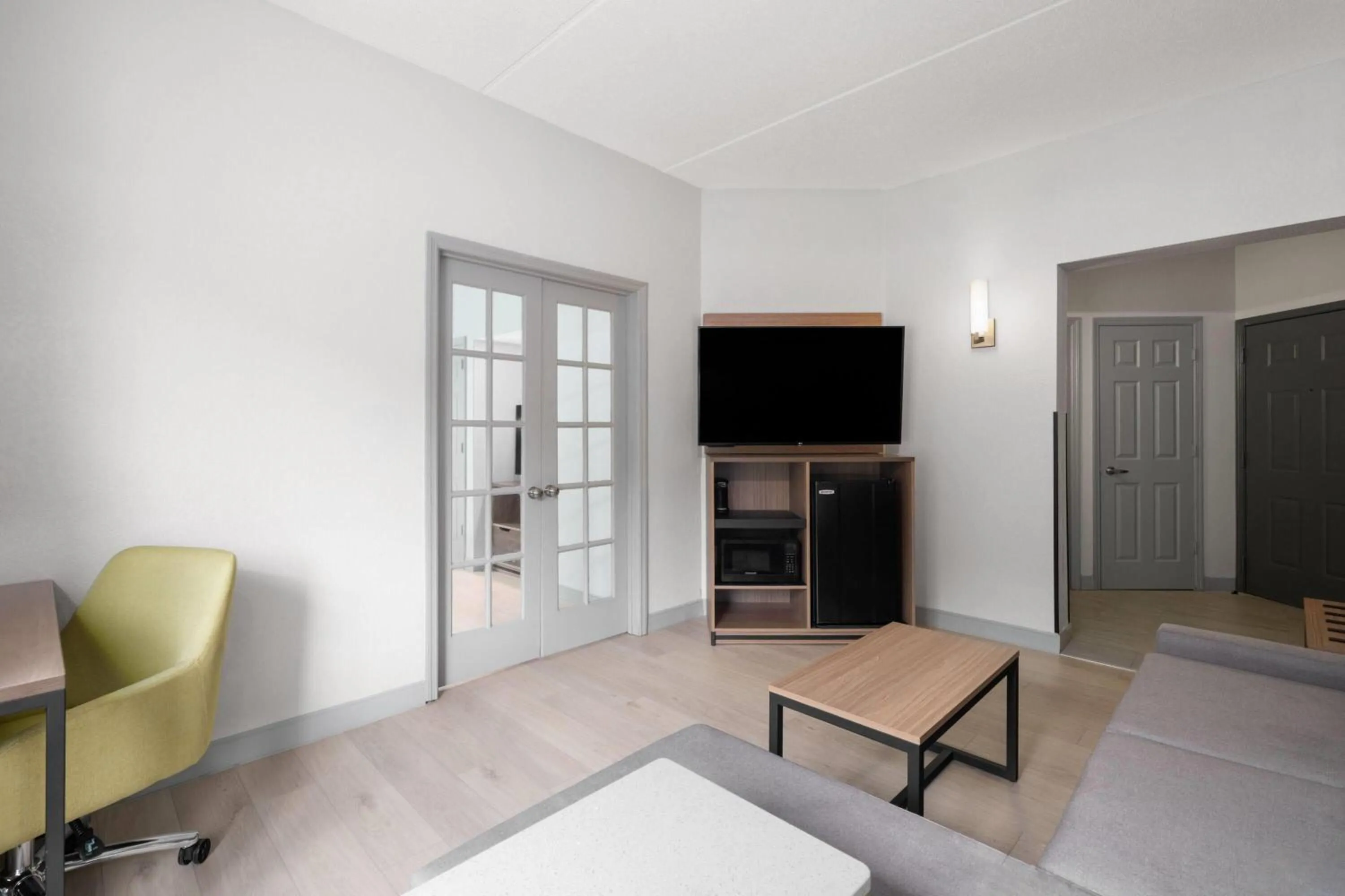 Photo of the whole room in La Quinta by Wyndham Raleigh Cary