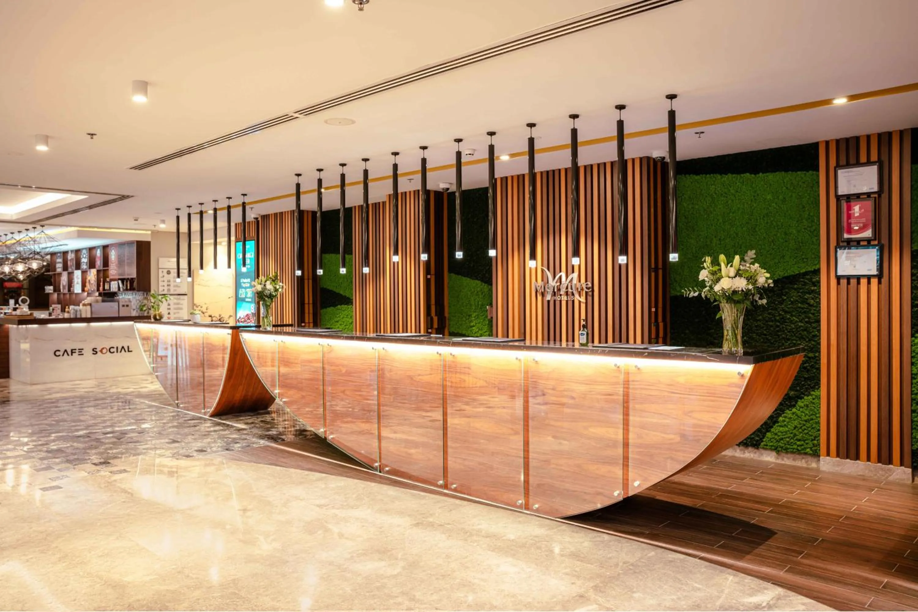 Lobby or reception in Mercure Dubai Barsha Heights Hotel Suites And Apartments