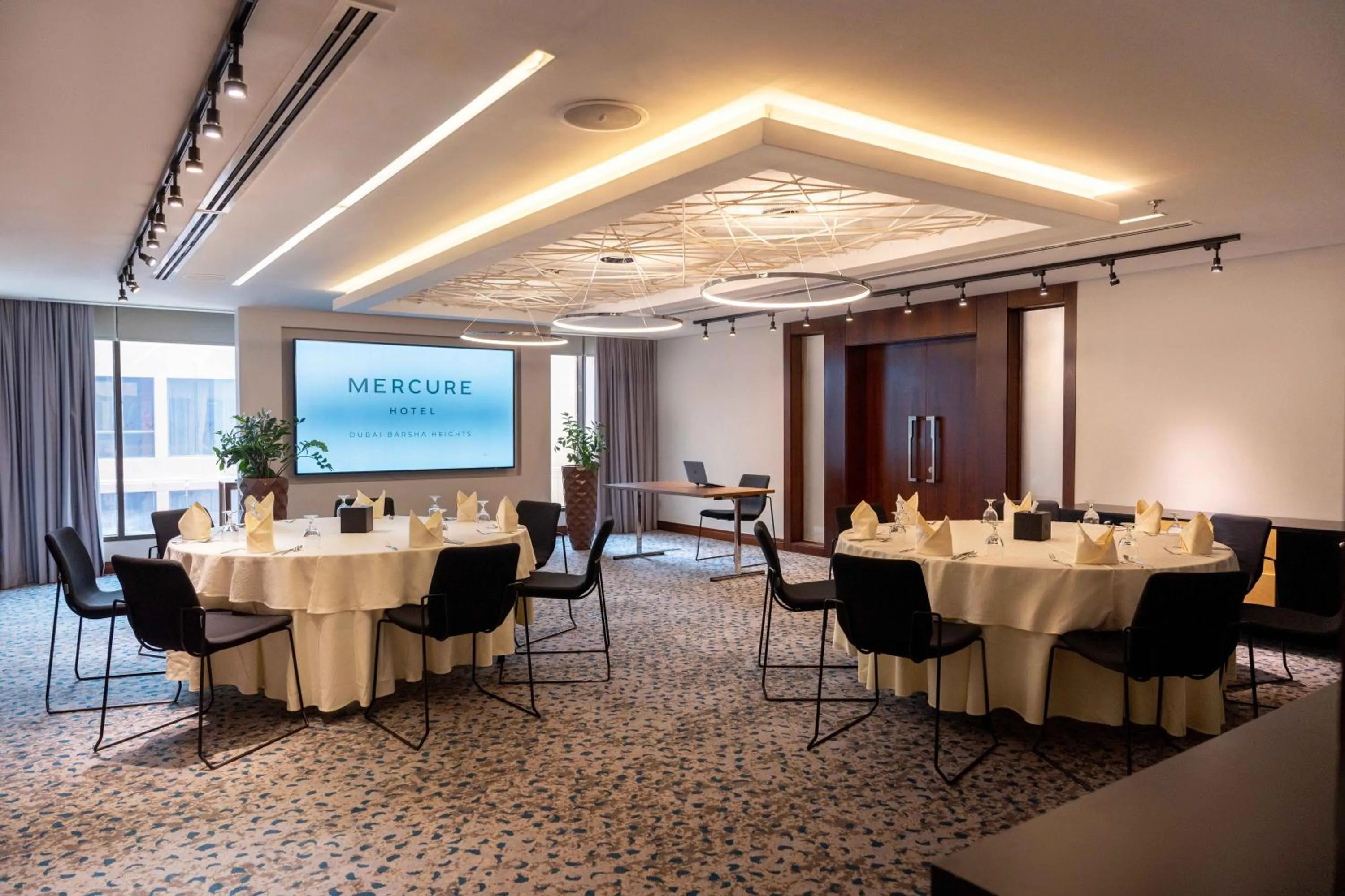 Meeting/conference room in Mercure Dubai Barsha Heights Hotel Suites And Apartments