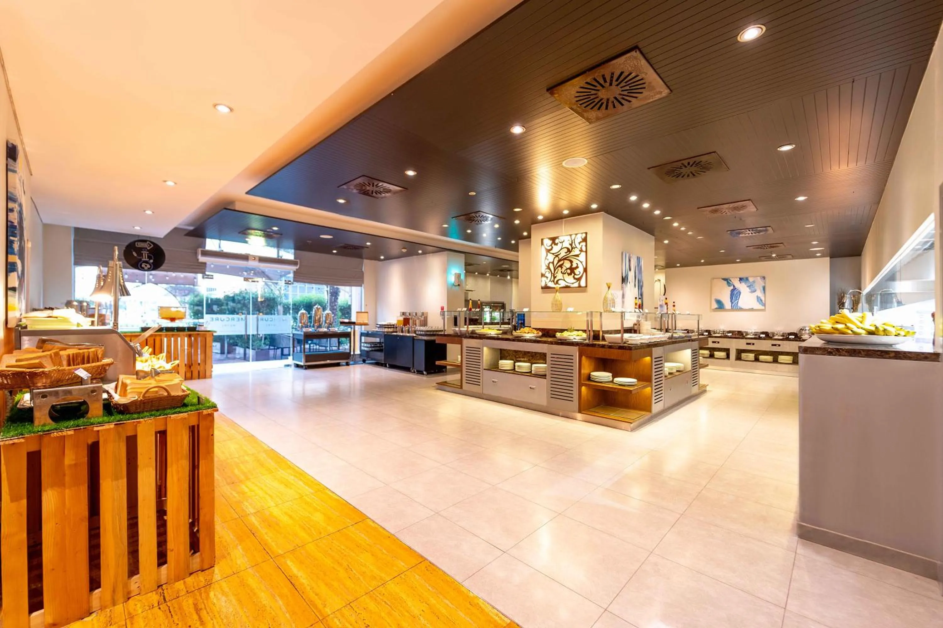 Restaurant/places to eat in Mercure Dubai Barsha Heights Hotel Suites And Apartments