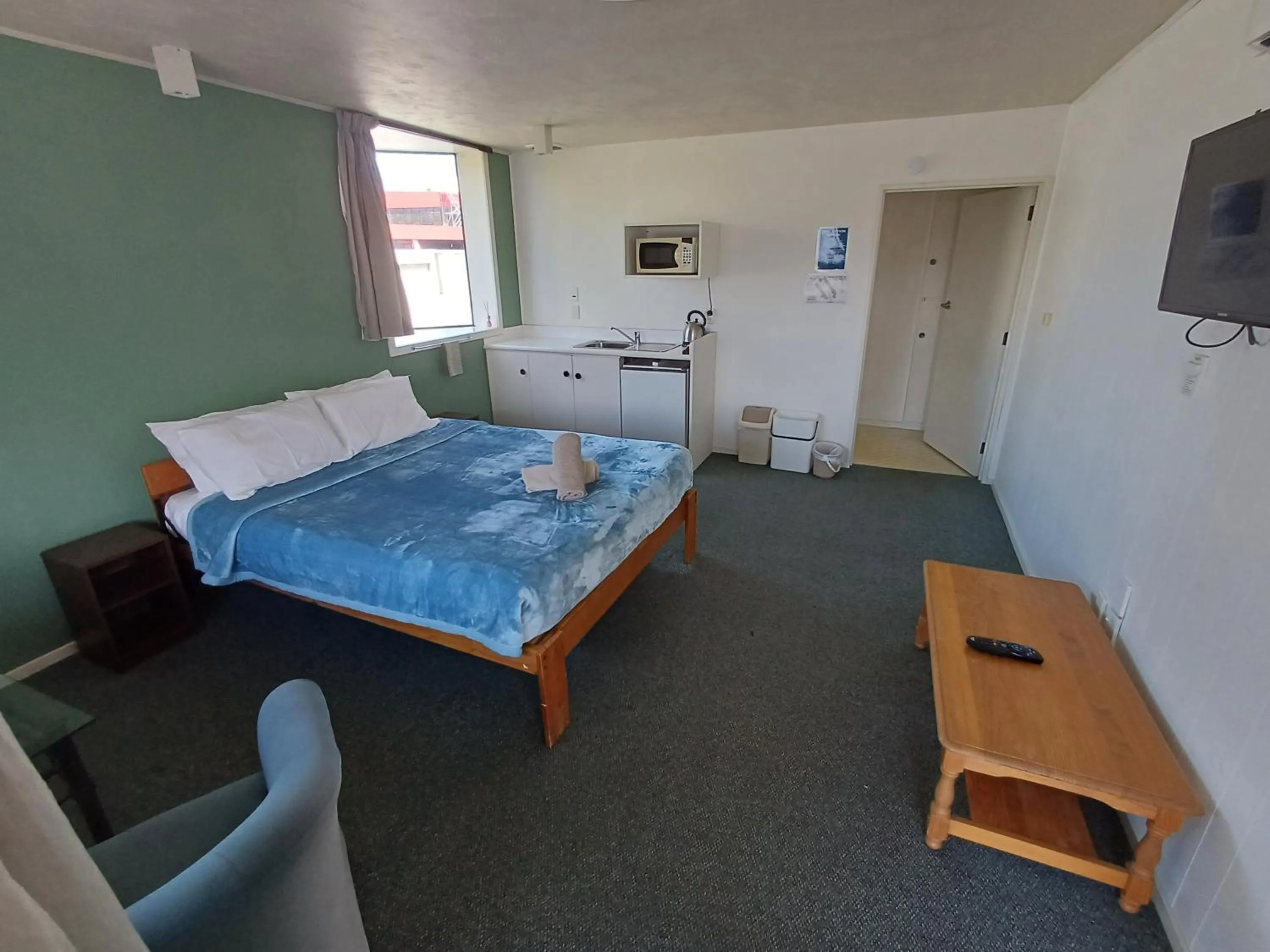 TV and multimedia, Bed in Gothic Heights Motel