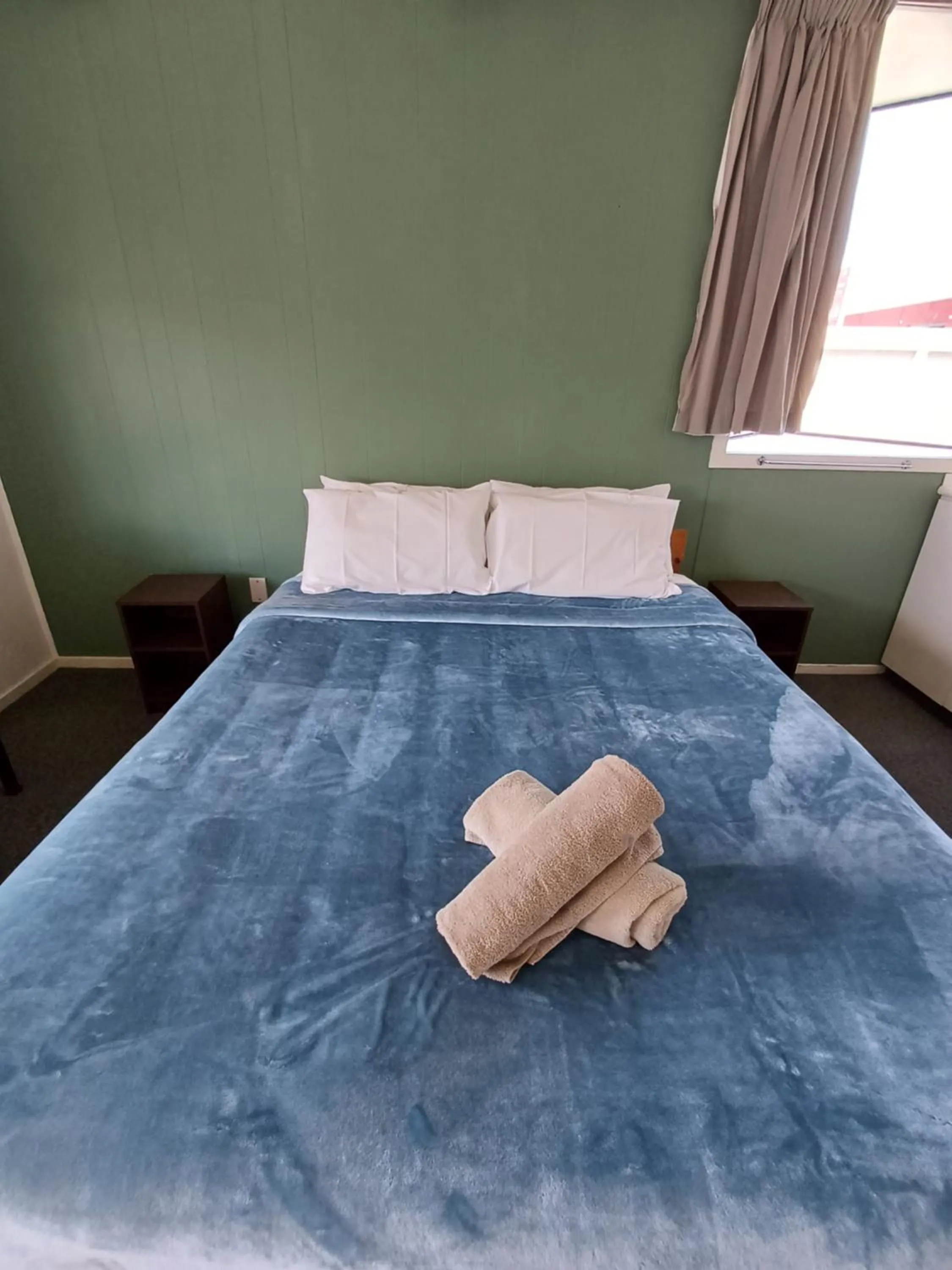 Photo of the whole room, Bed in Gothic Heights Motel