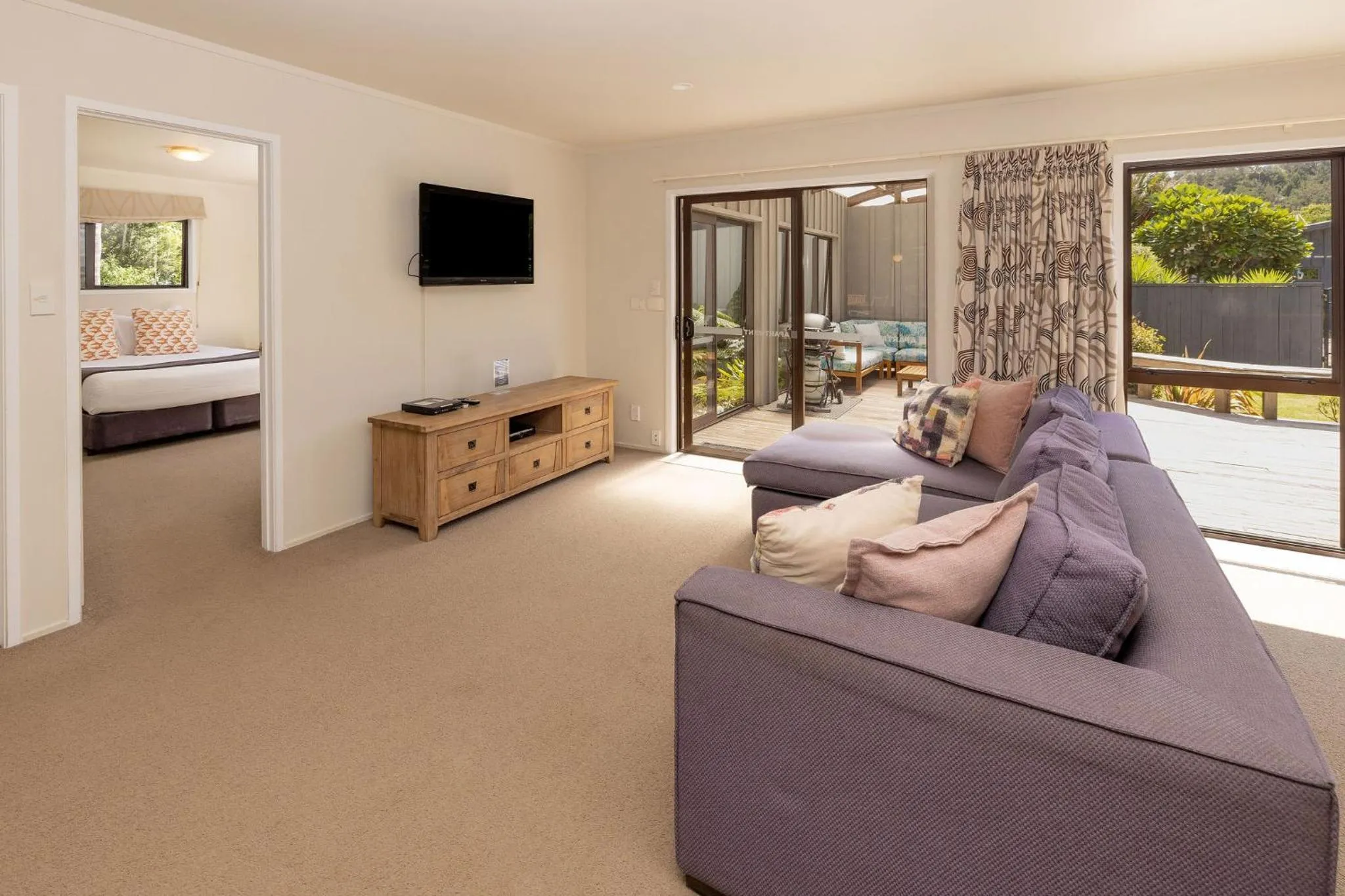 Living room, Bed in Hot Water Beach TOP 10 Holiday Park