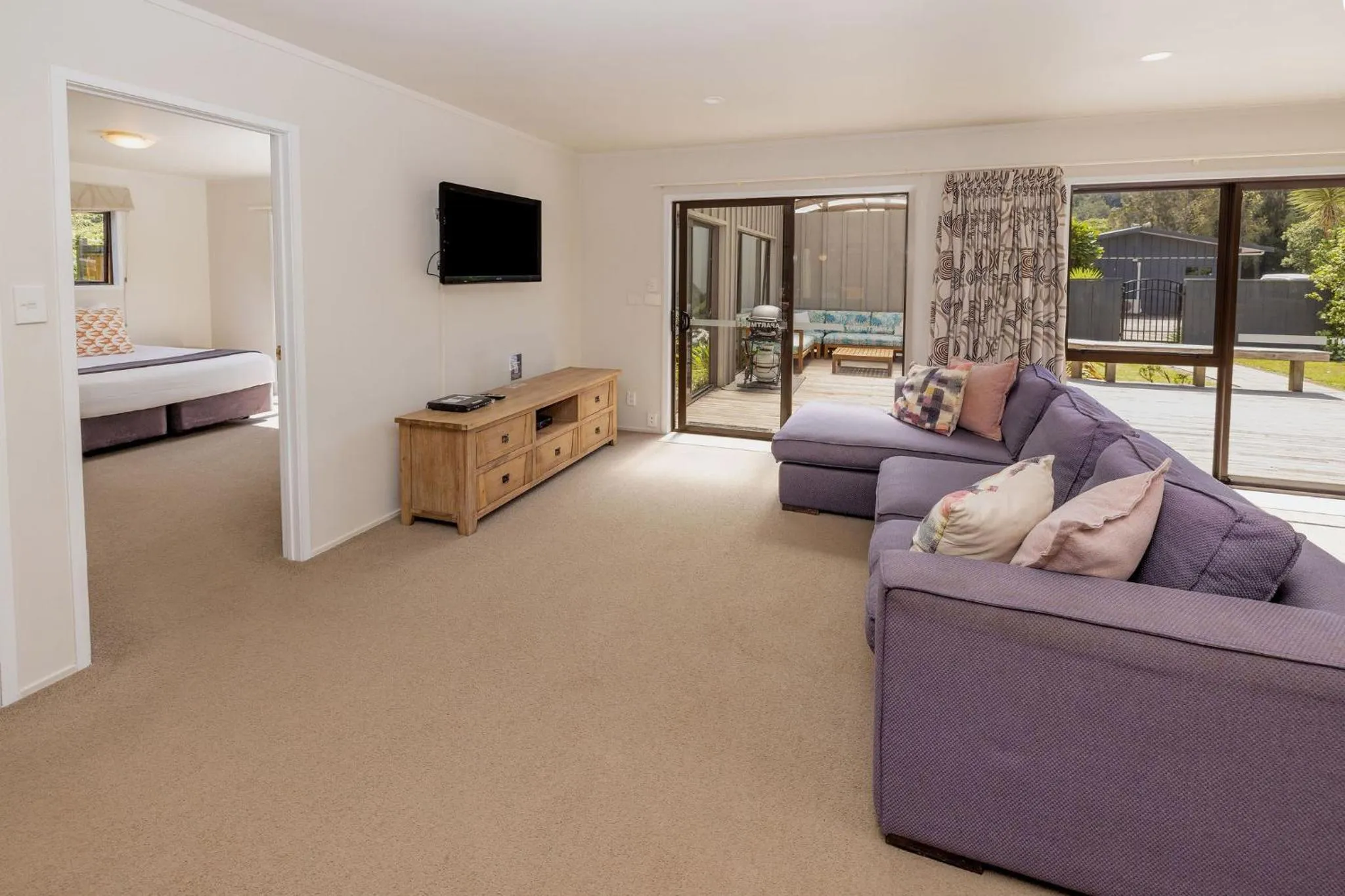 Living room, Bed in Hot Water Beach TOP 10 Holiday Park