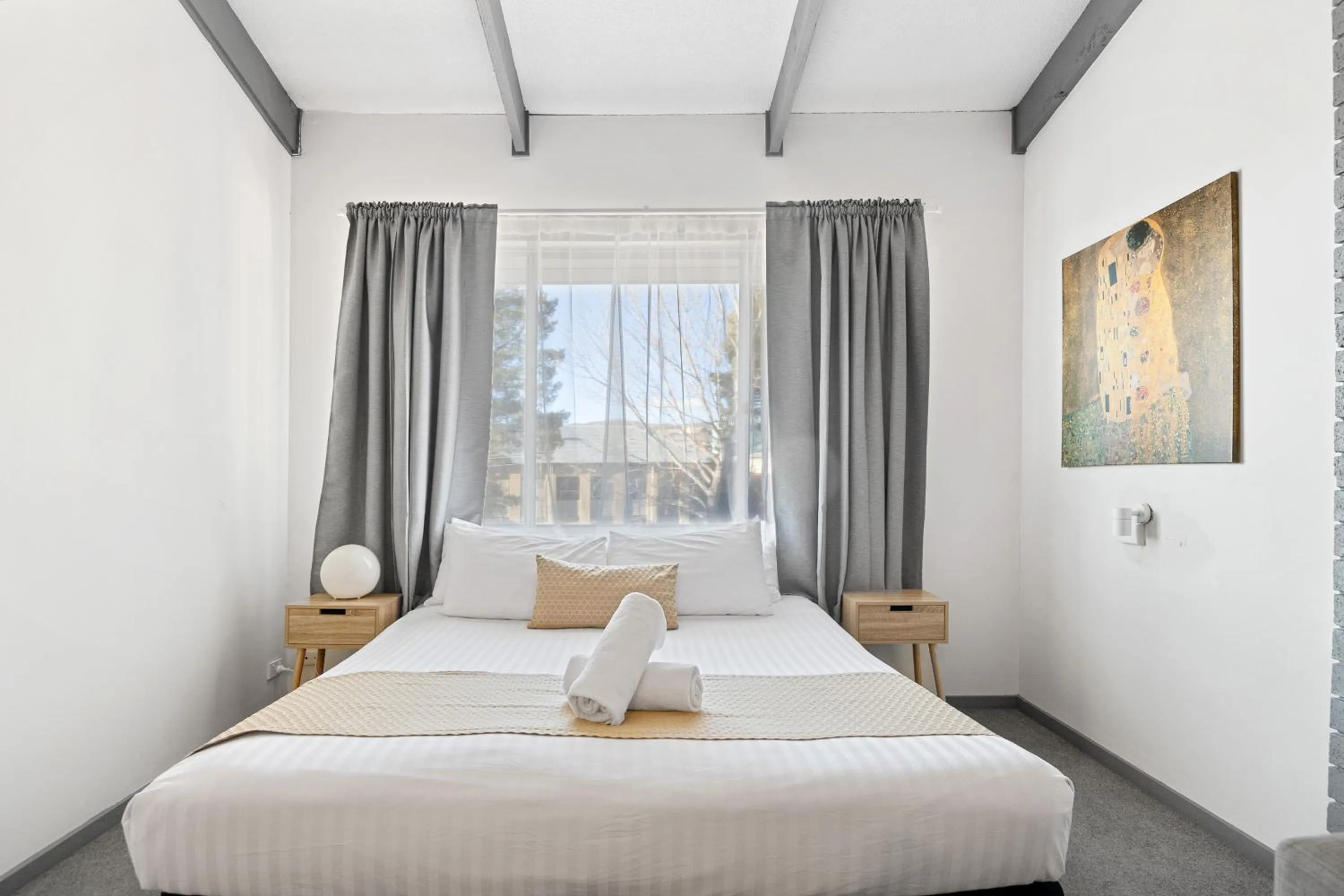 Bedroom, Bed in Alpine Gables