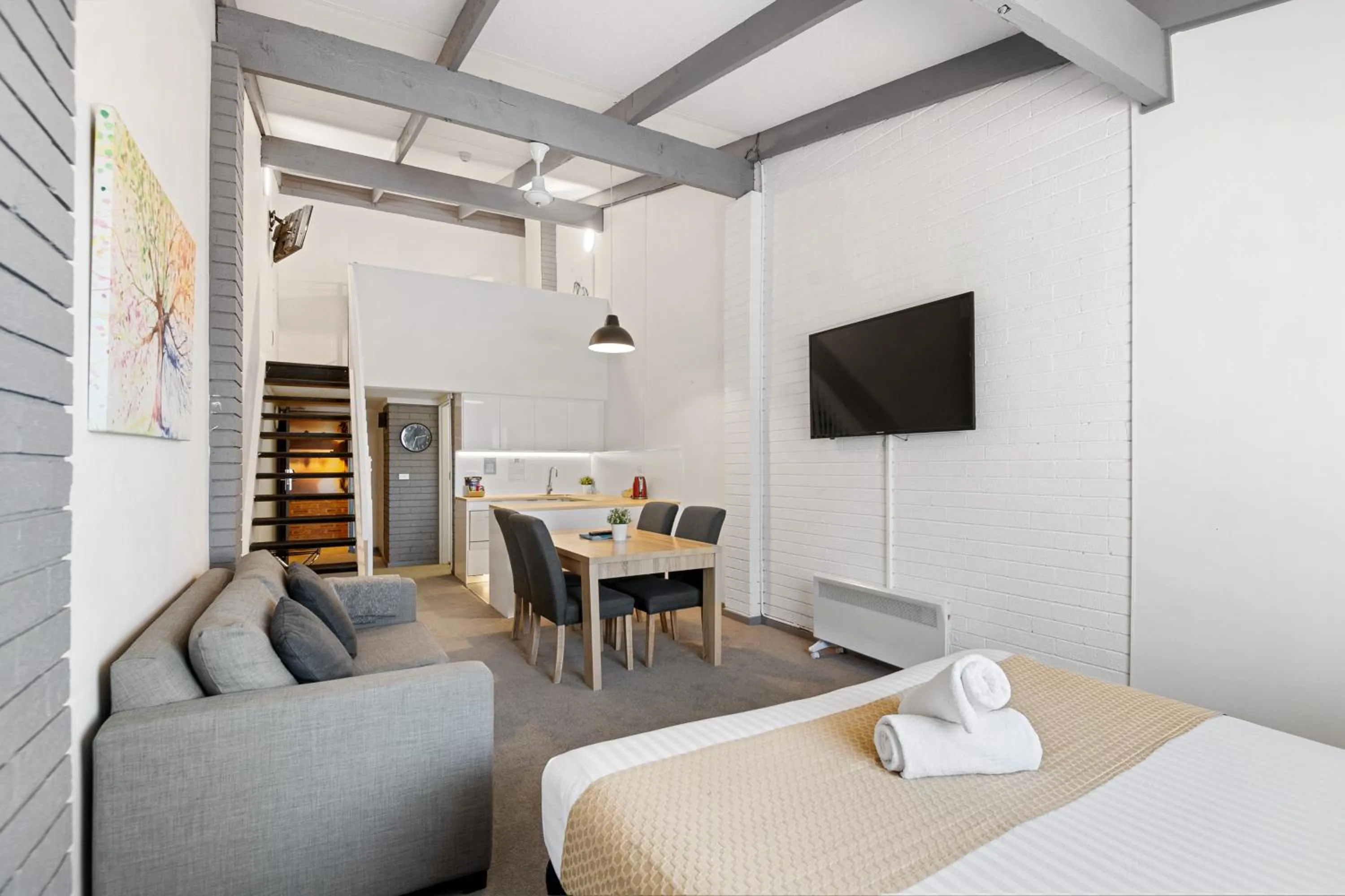 Photo of the whole room, Bed in Alpine Gables