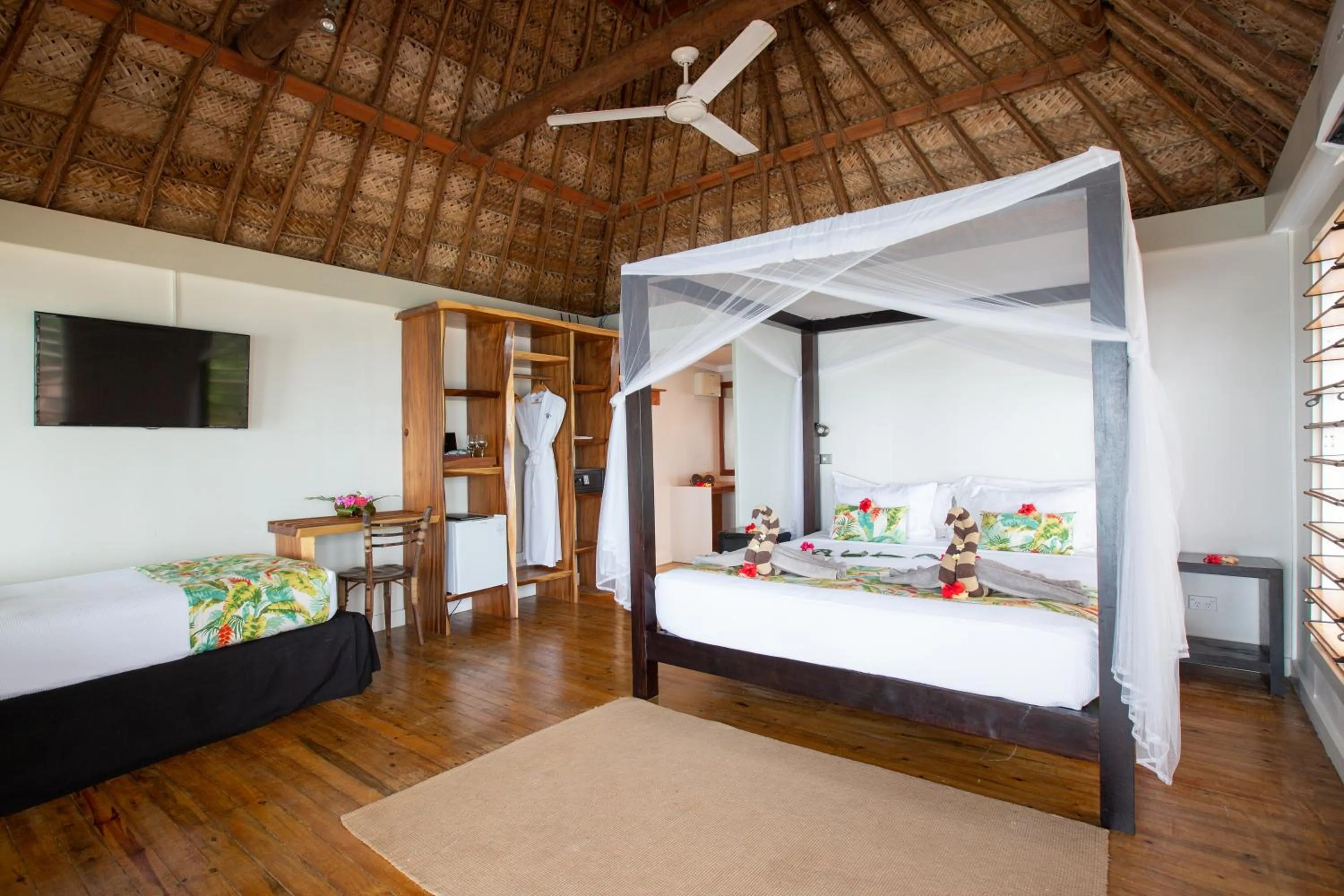 Bedroom, Bed in Octopus Resort