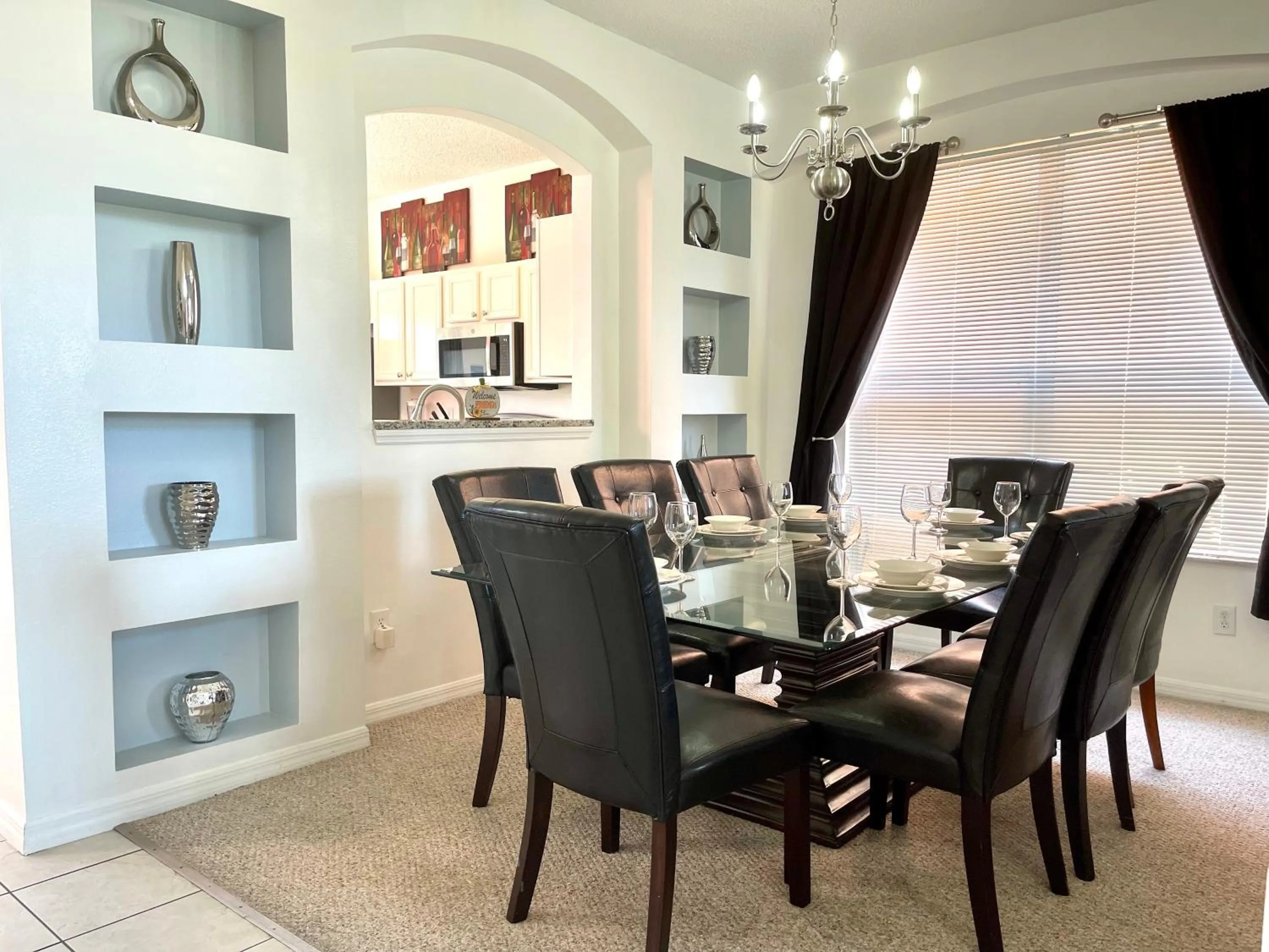 Dining area in Disney Dream with Hot Tub, Pool, Xbox, Games Room, Lakeview, 10 min to Disney, Clubhouse