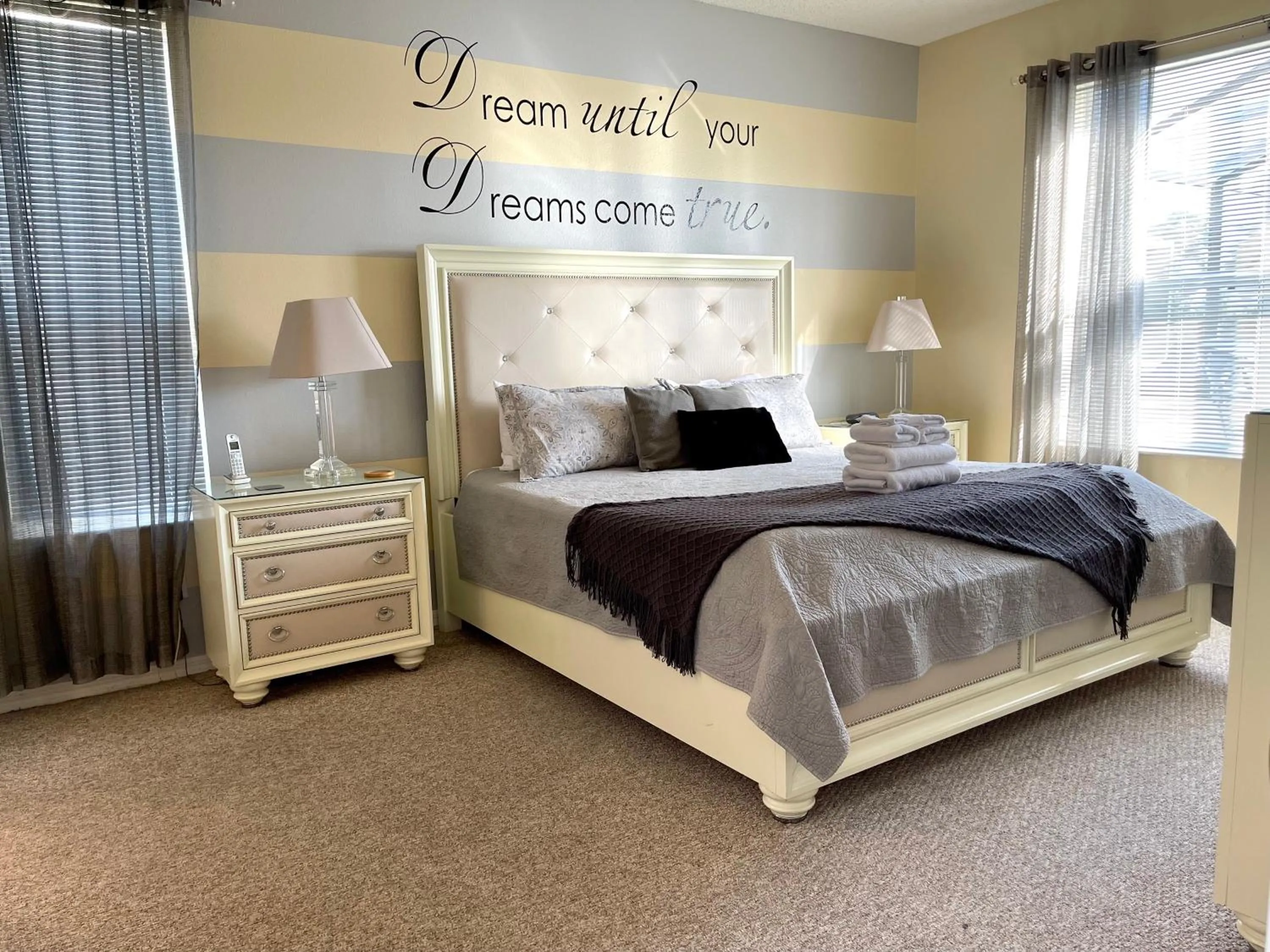 Bed in Disney Dream with Hot Tub, Pool, Xbox, Games Room, Lakeview, 10 min to Disney, Clubhouse