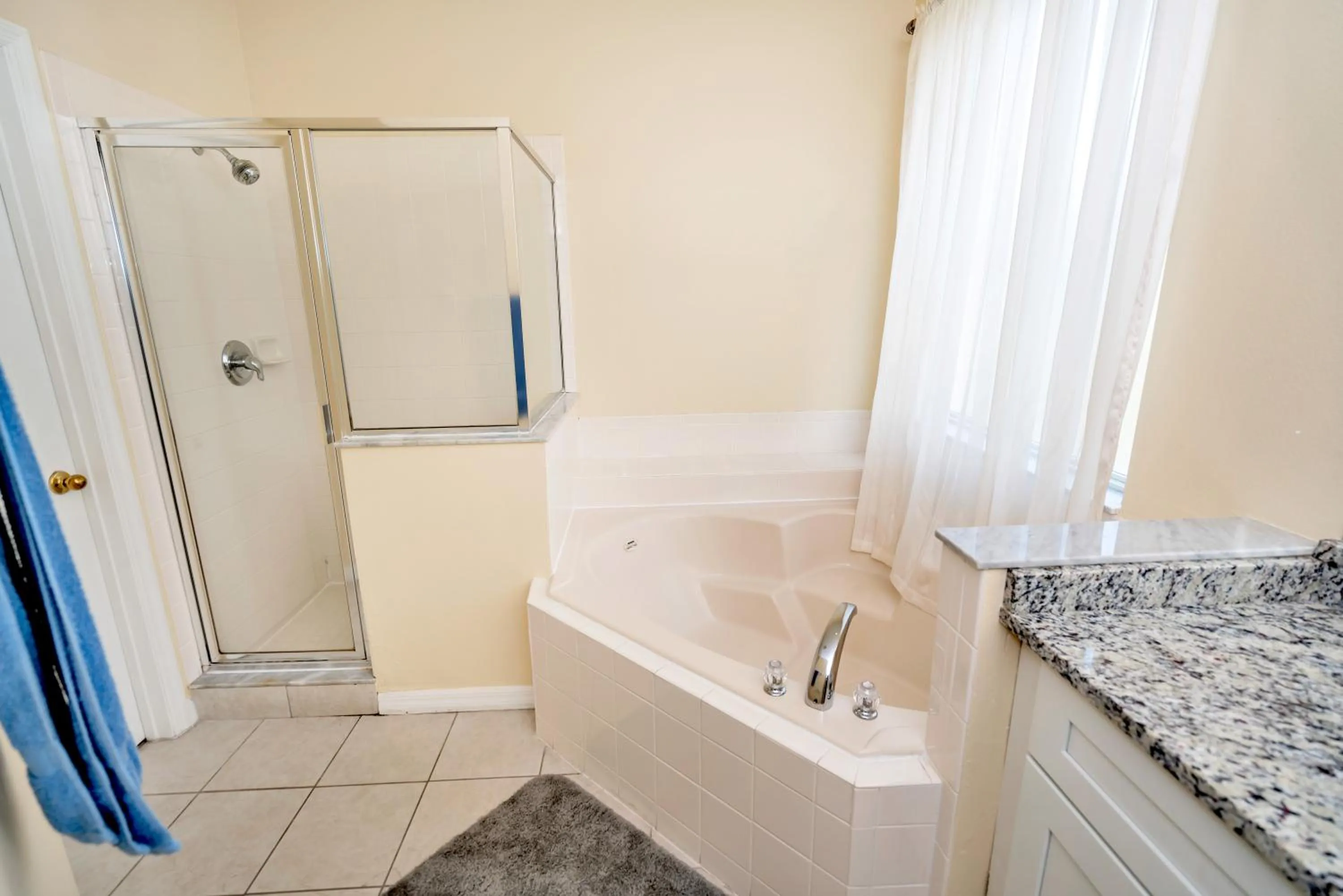 Hot Tub in Disney Dream with Hot Tub, Pool, Xbox, Games Room, Lakeview, 10 min to Disney, Clubhouse