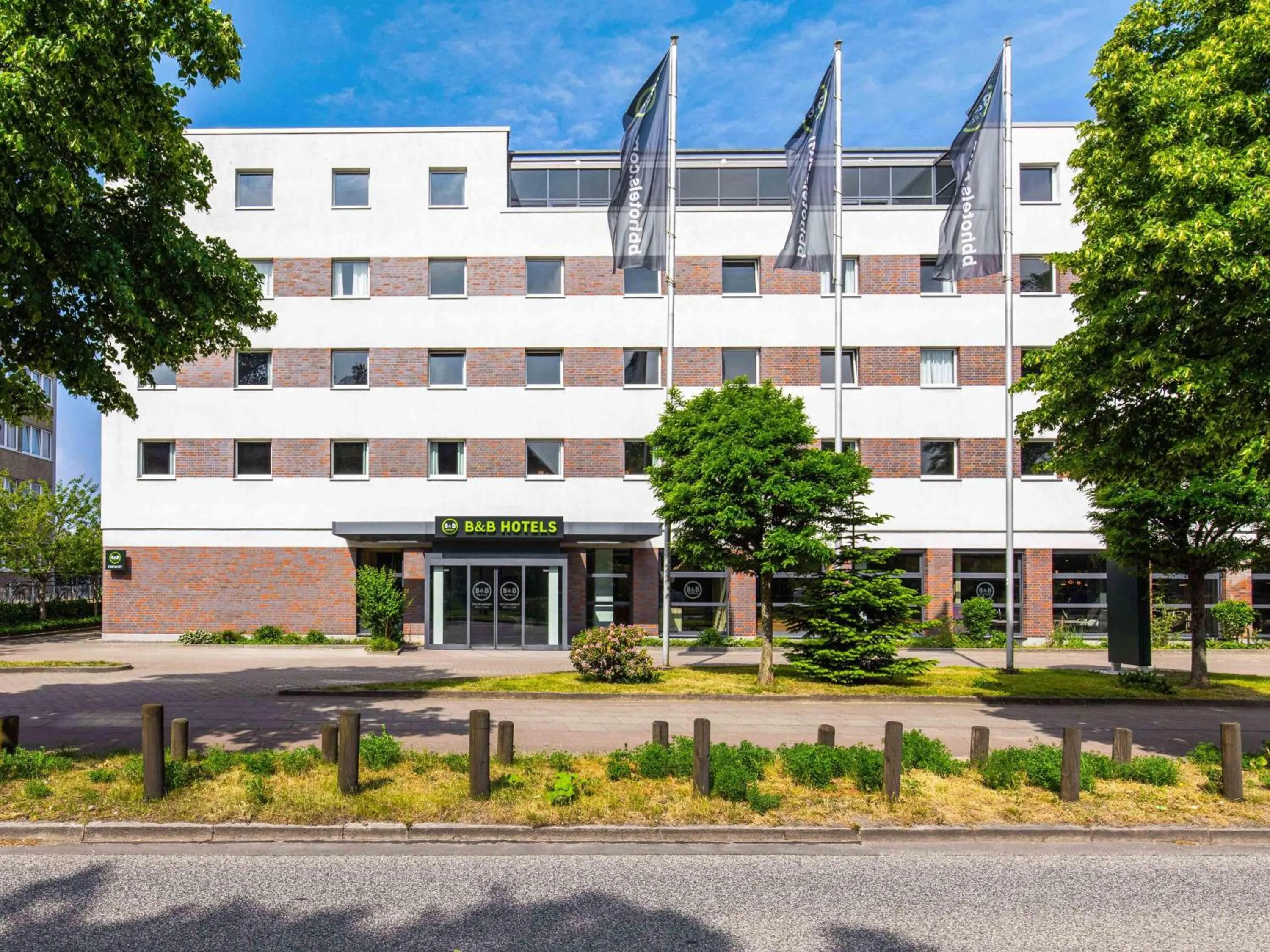 Property building in B&B Hotel Hamburg-Airport
