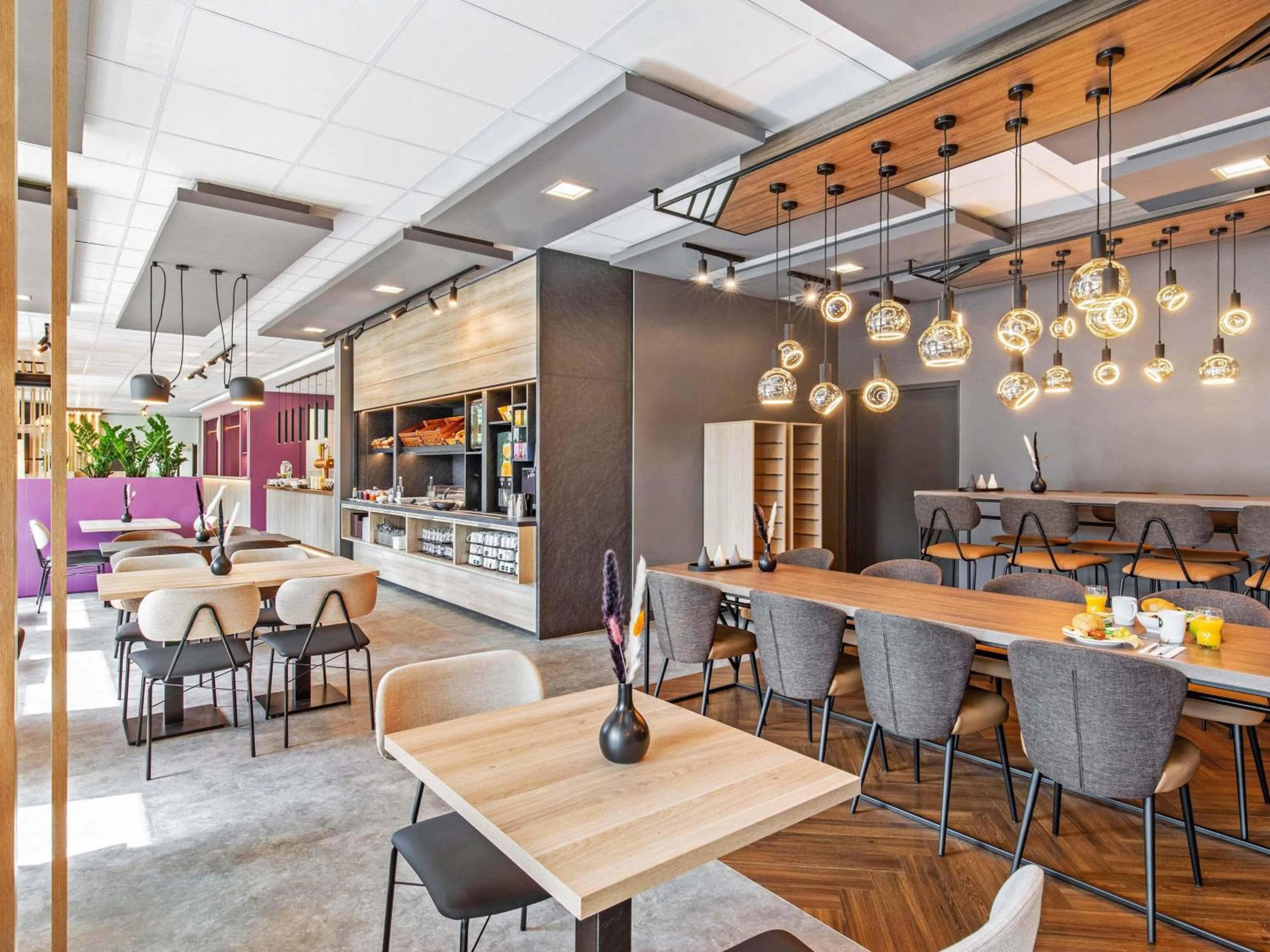 Lounge or bar in B&B Hotel Hamburg-Airport