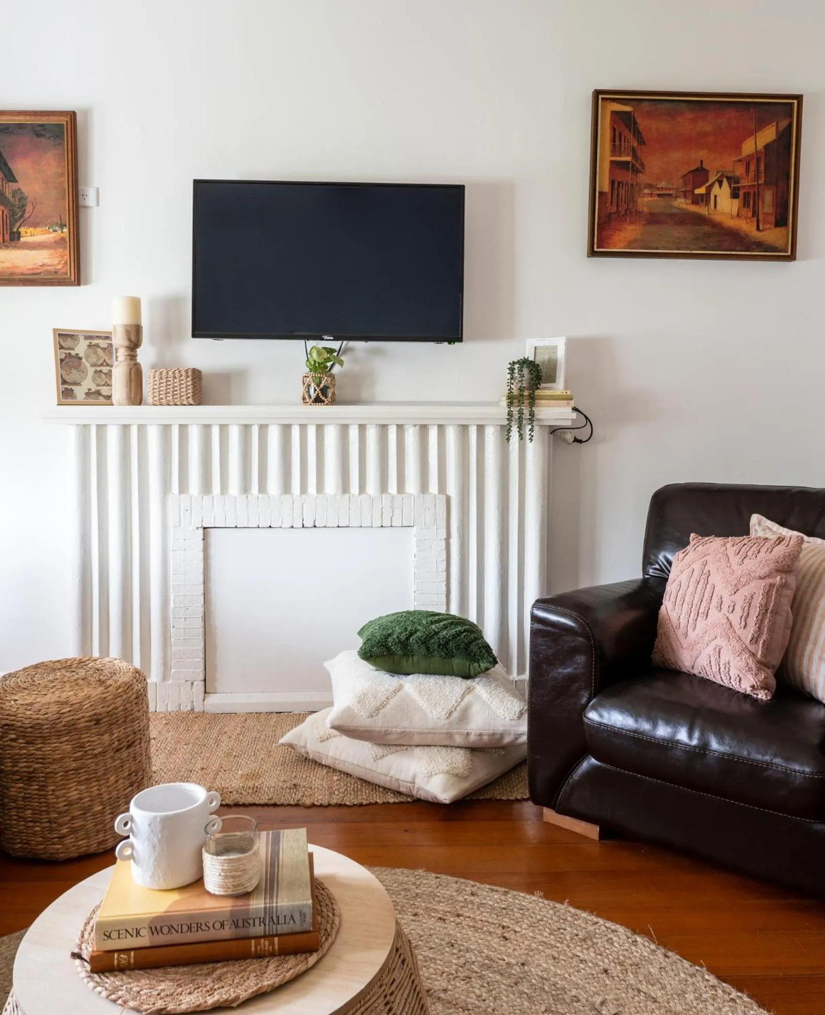 Communal lounge/ TV room in Bendigo Backpackers