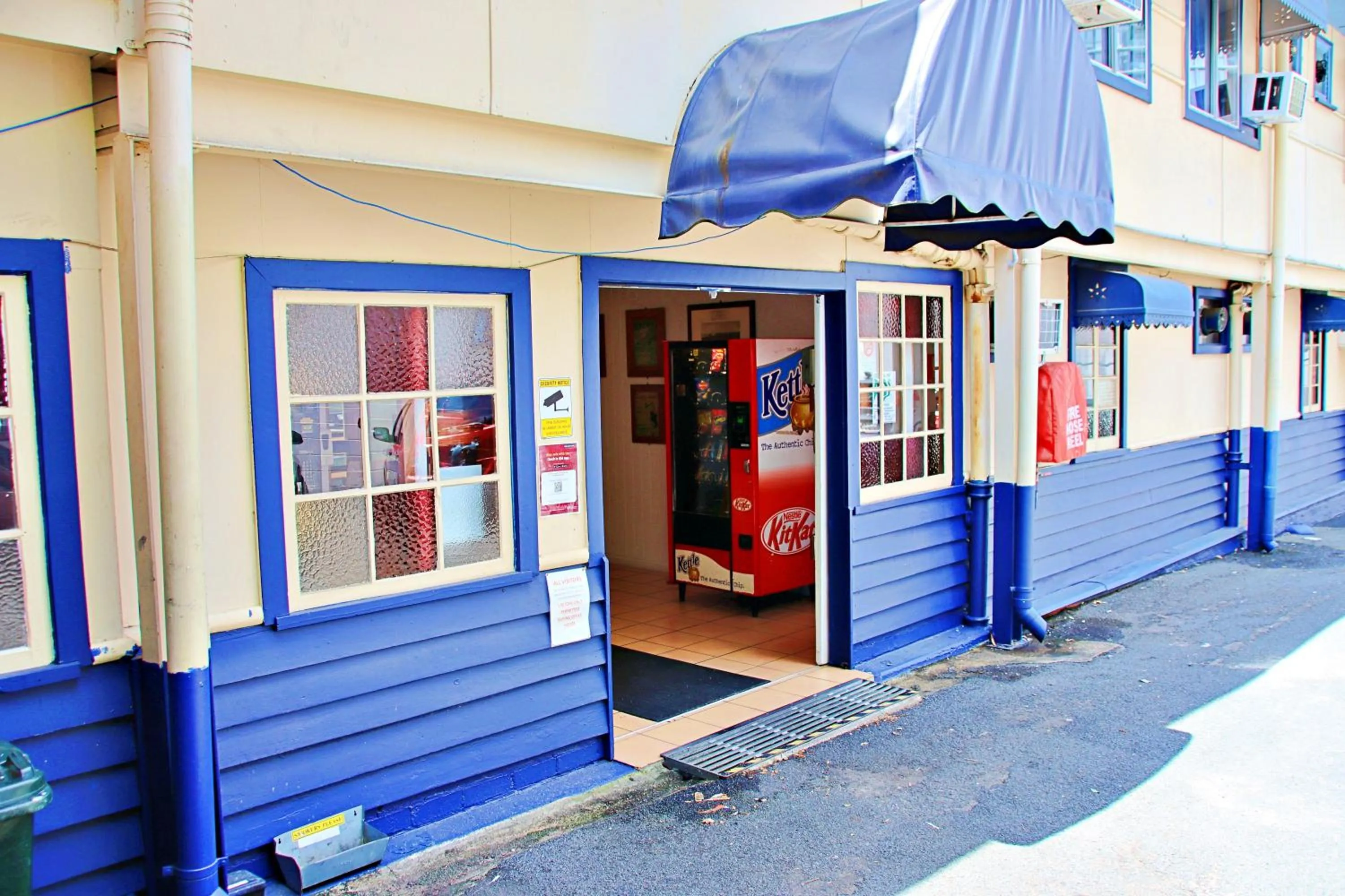 Property building in Brisbane Manor