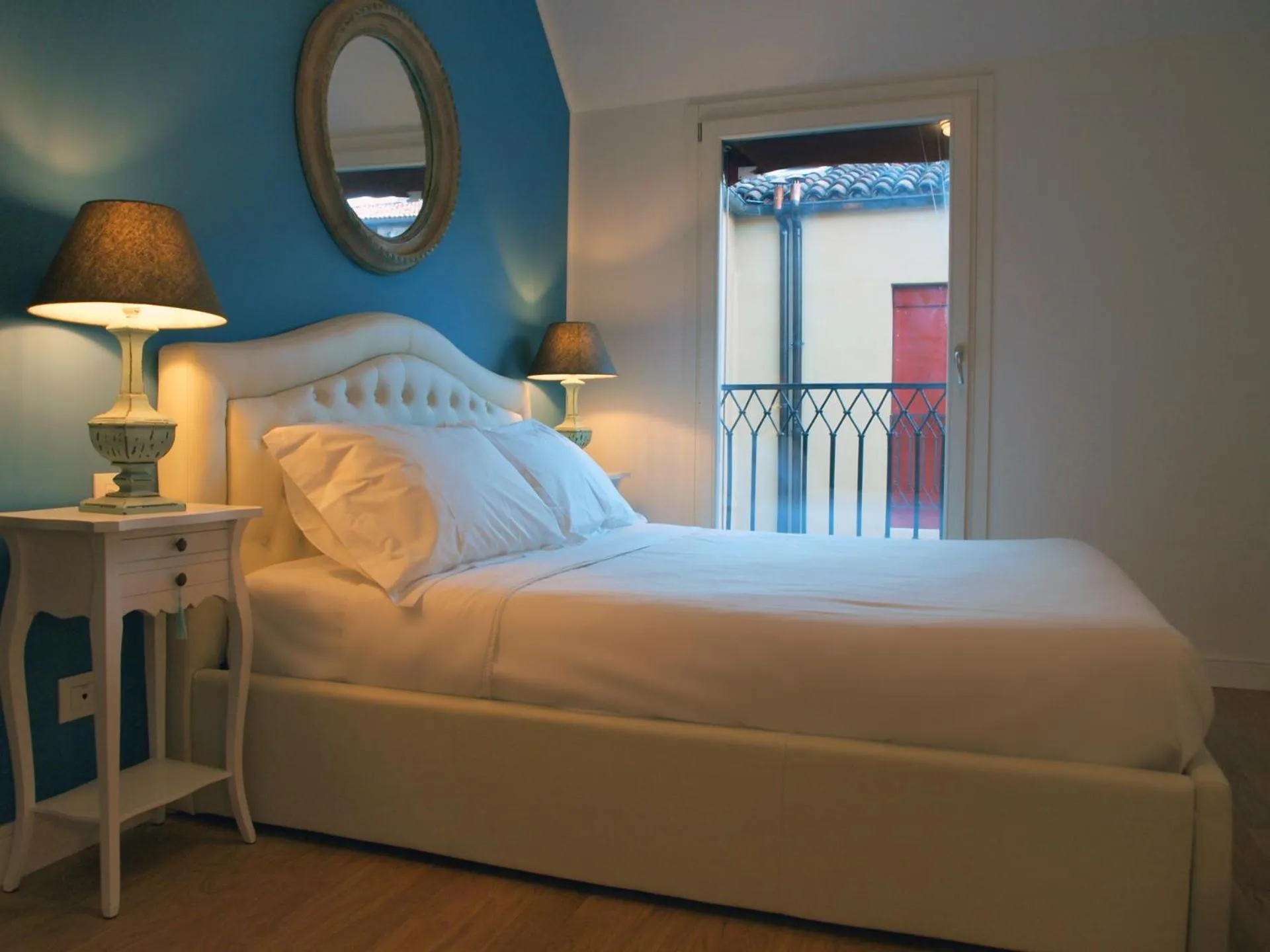 Bed in Cosmopolitan Central Rooms