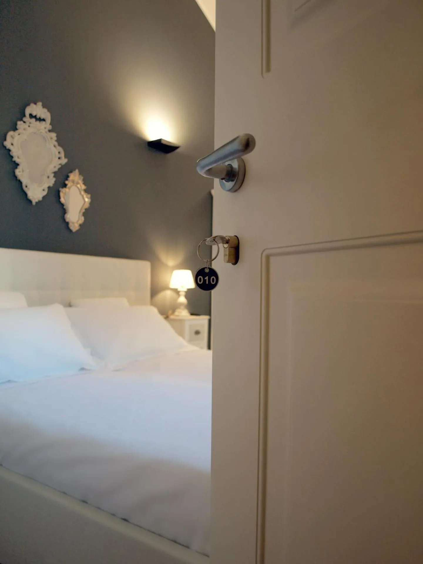 Bed in Cosmopolitan Central Rooms