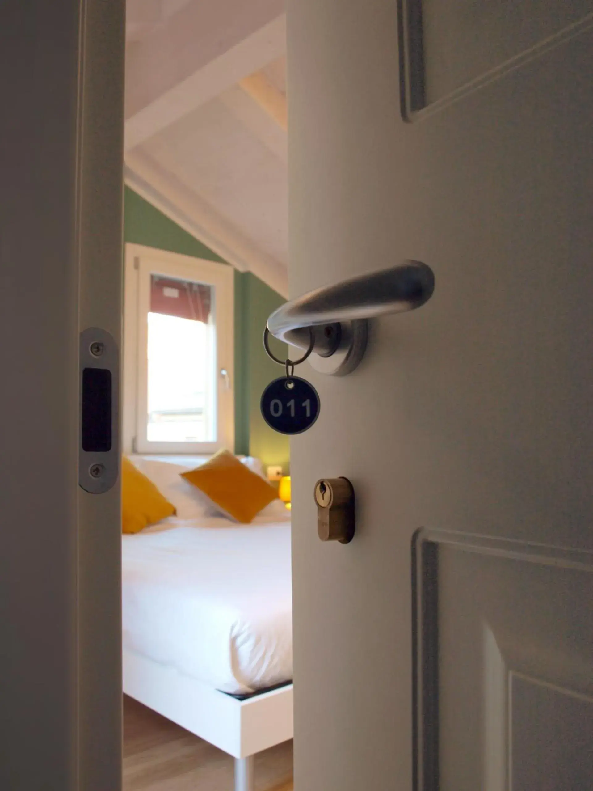 Family Room with Balcony in Cosmopolitan Central Rooms Family Room with Balcony in Cosmopolitan Central Rooms