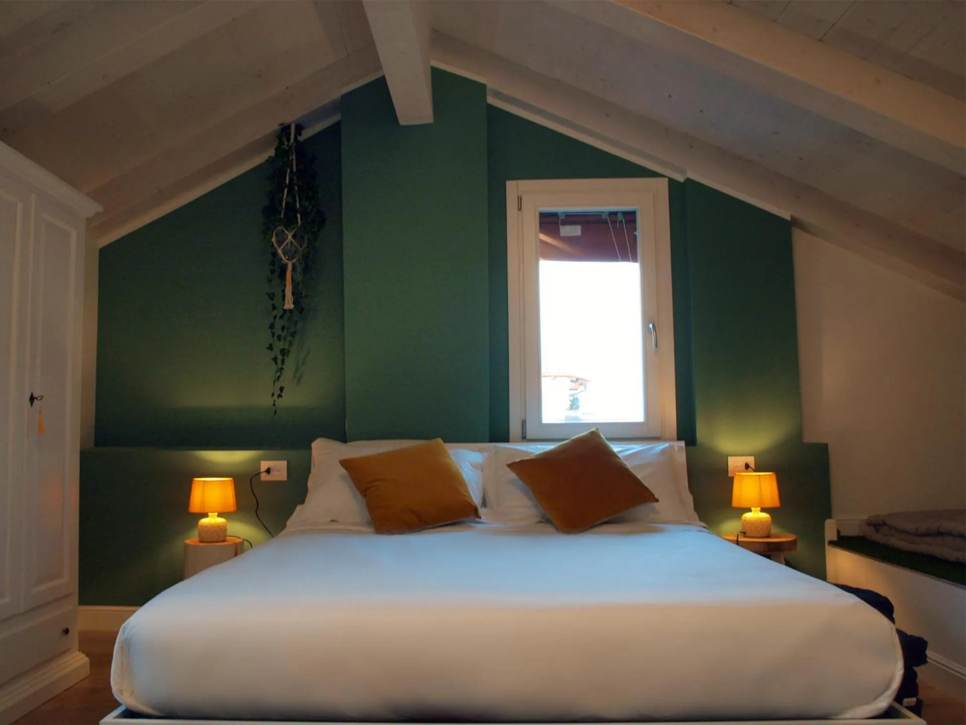 Photo of the whole room, Bed in Cosmopolitan Central Rooms