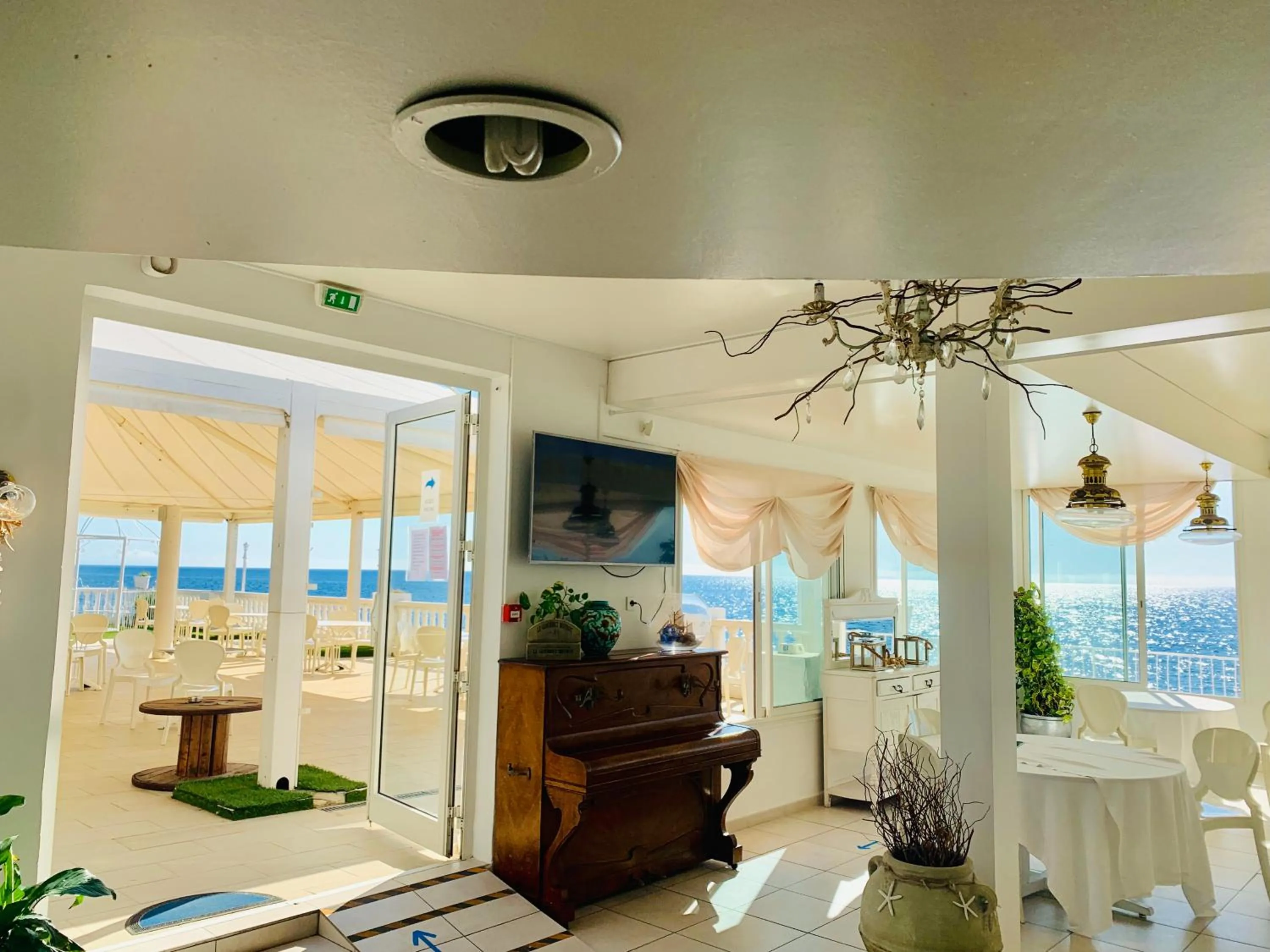 Communal lounge/ TV room in Hotel Ariana