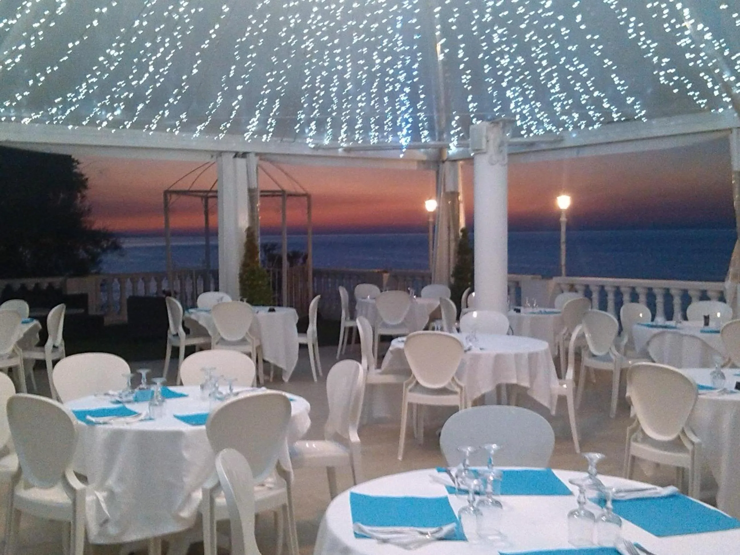 Restaurant/places to eat in Hotel Ariana