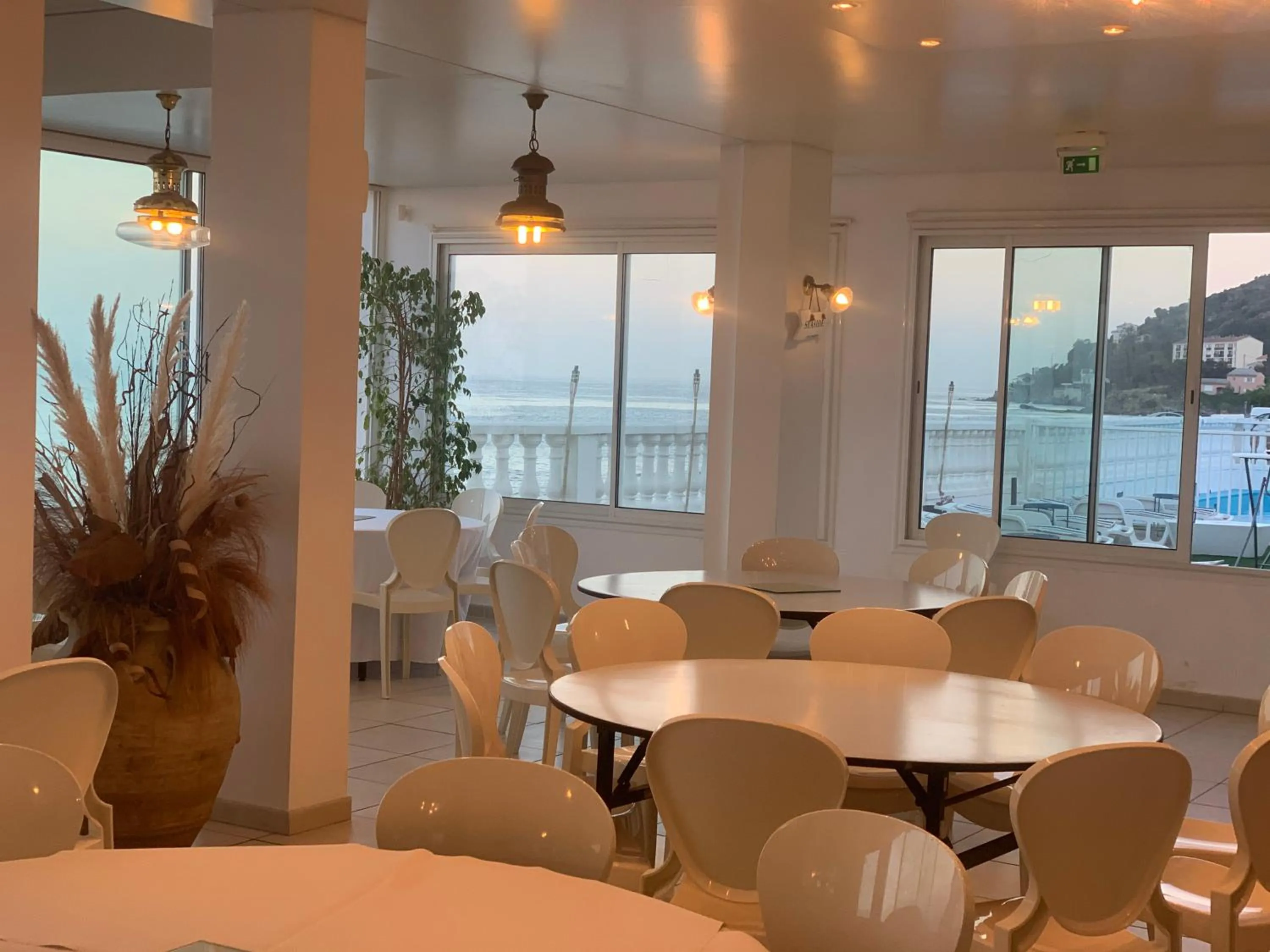 Restaurant/places to eat in Hotel Ariana