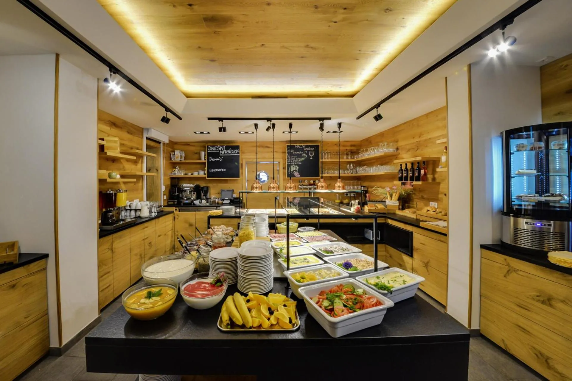 Restaurant/places to eat in Resort Orsino