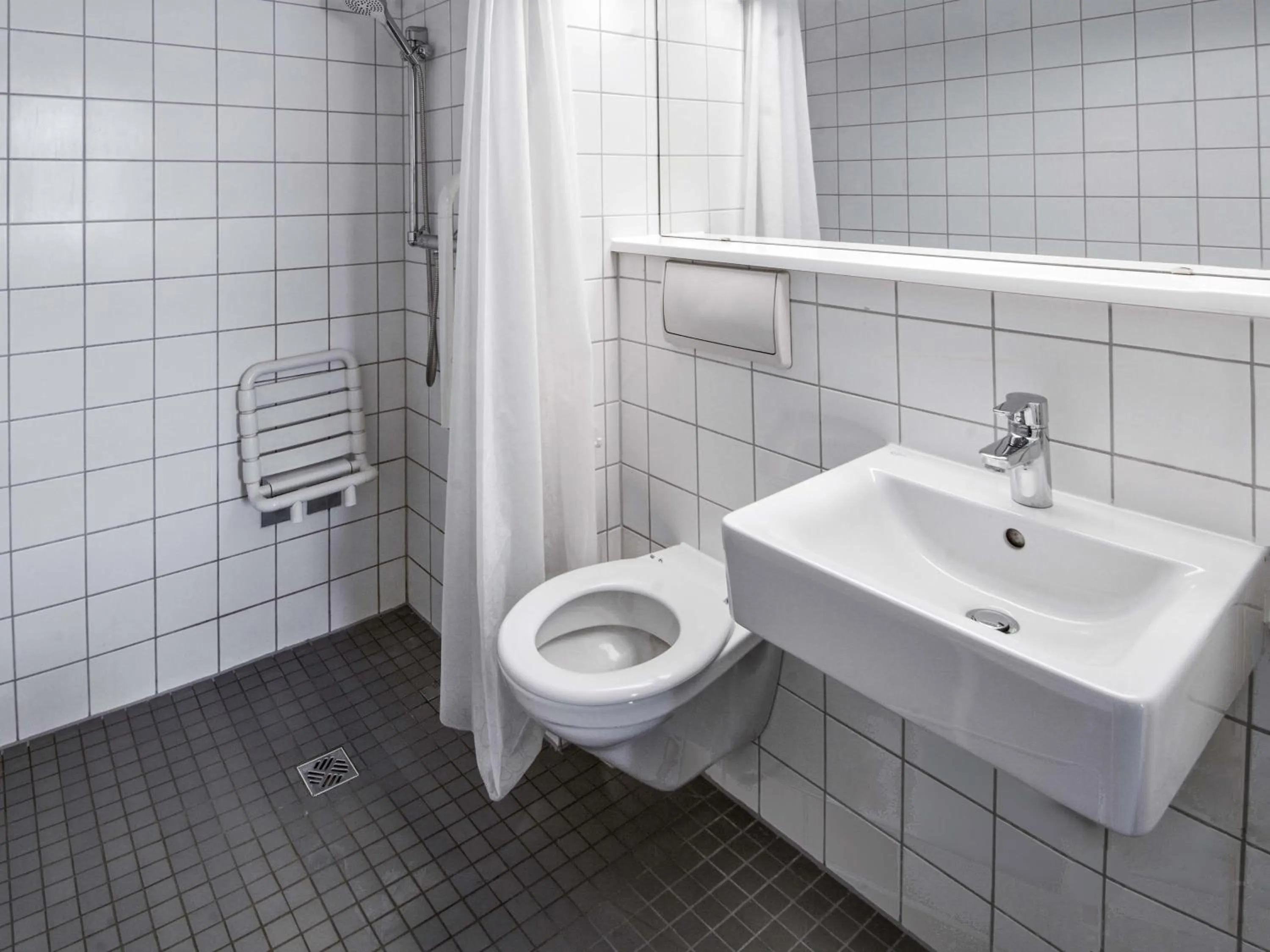 Shower in B&B Hotel Offenbach-Kaiserlei