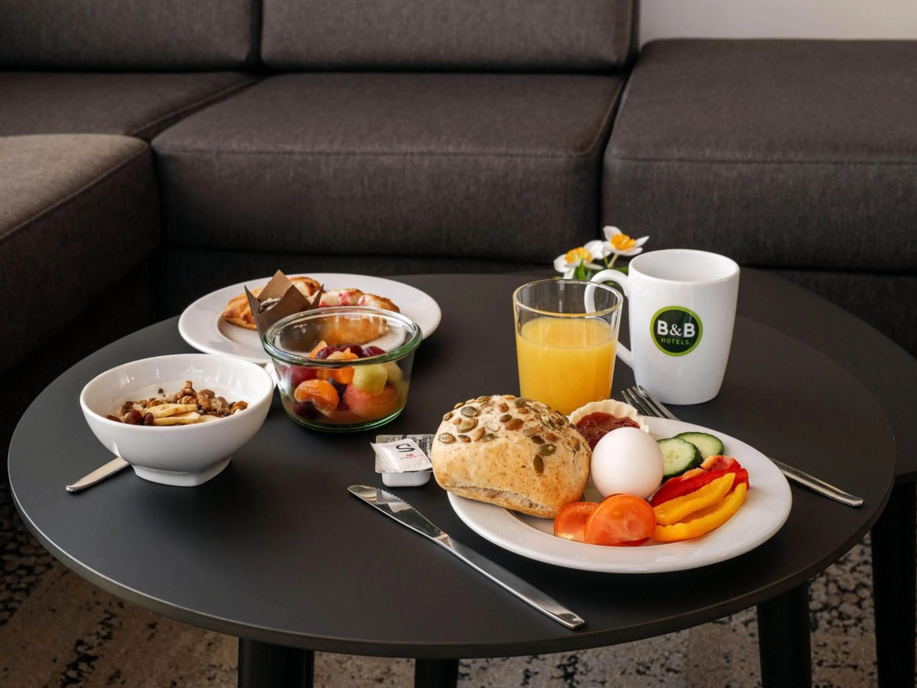 Restaurant/places to eat in B&B Hotel Offenbach-Kaiserlei