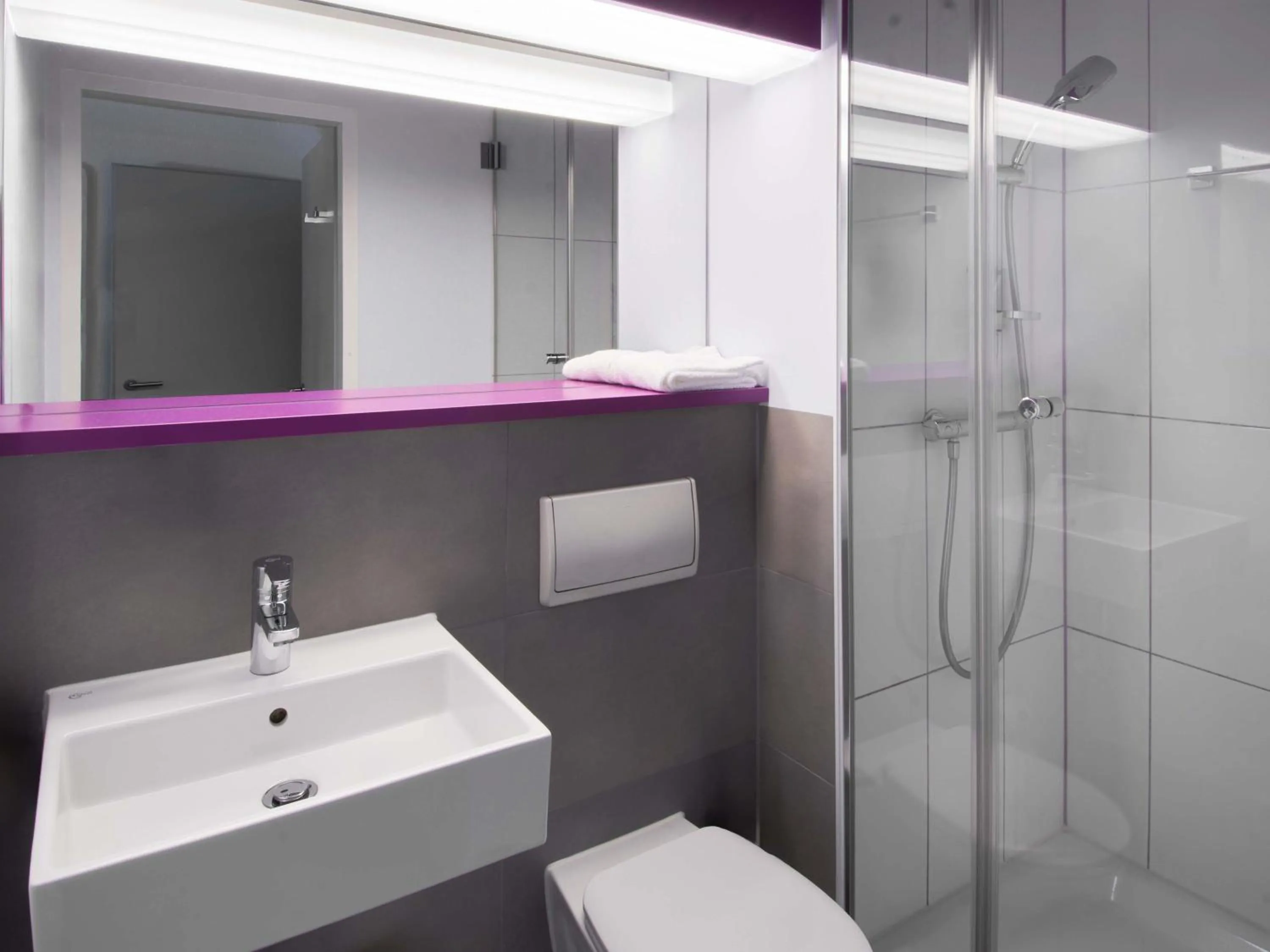 Shower in B&B Hotel Offenbach-Kaiserlei