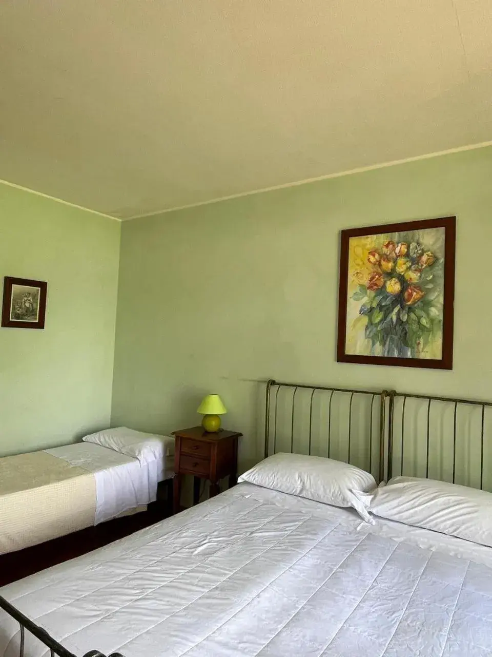 Twin Room in Albergo Cosmera Twin Room in Albergo Cosmera