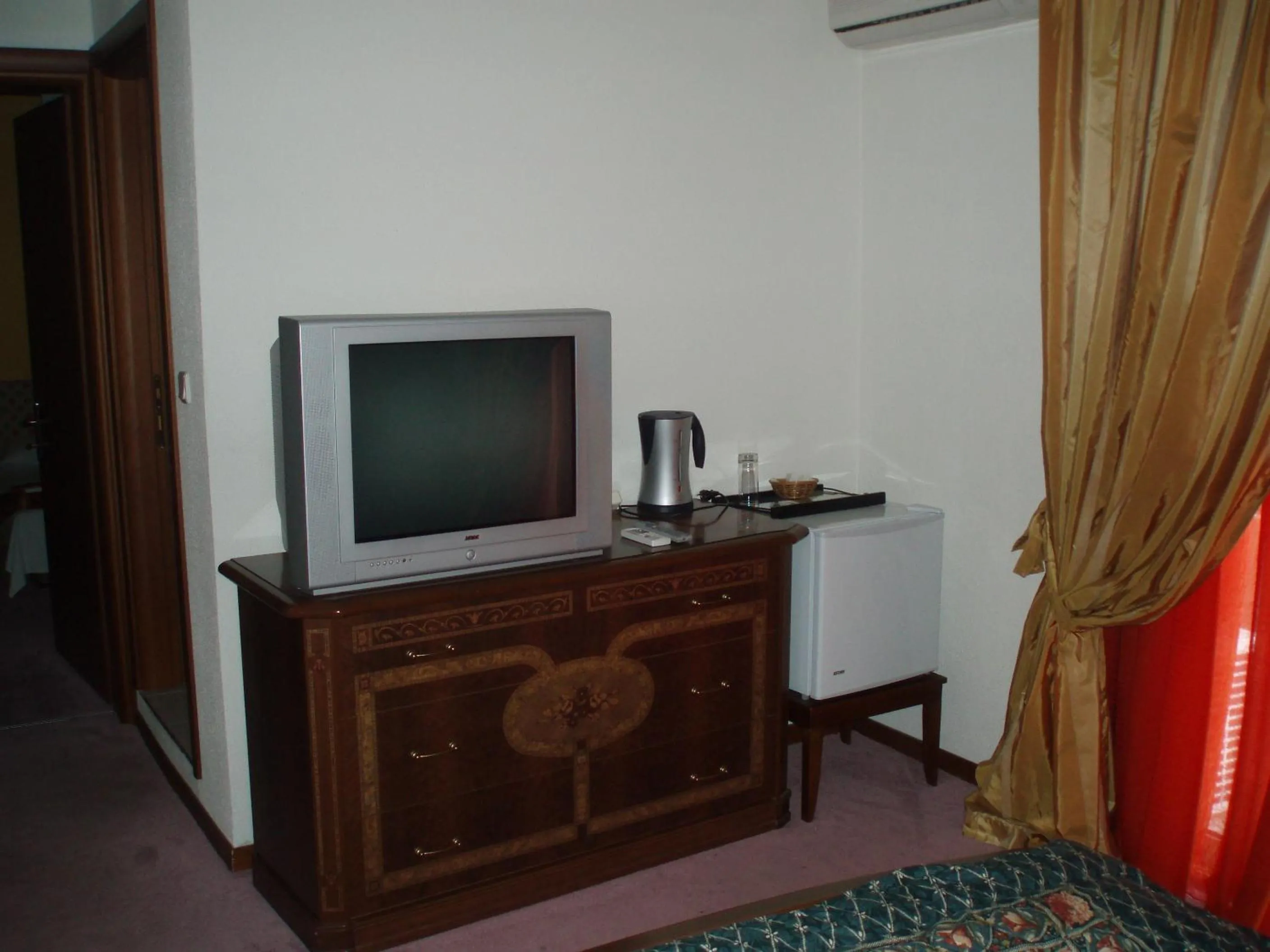 TV and multimedia in Hotel Orfeas