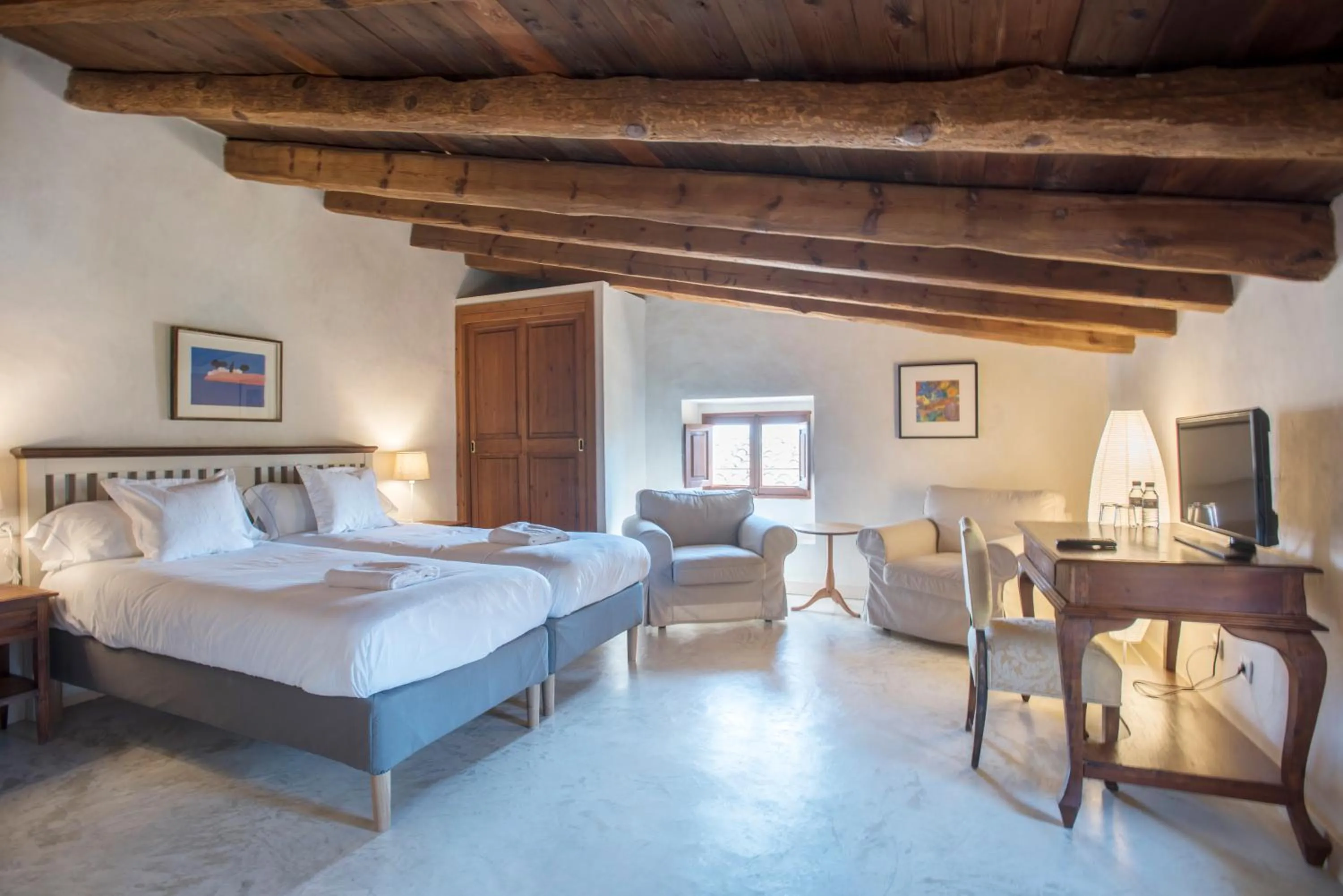 Bathroom, Bed in Sa Bisbal - Turismo de interior