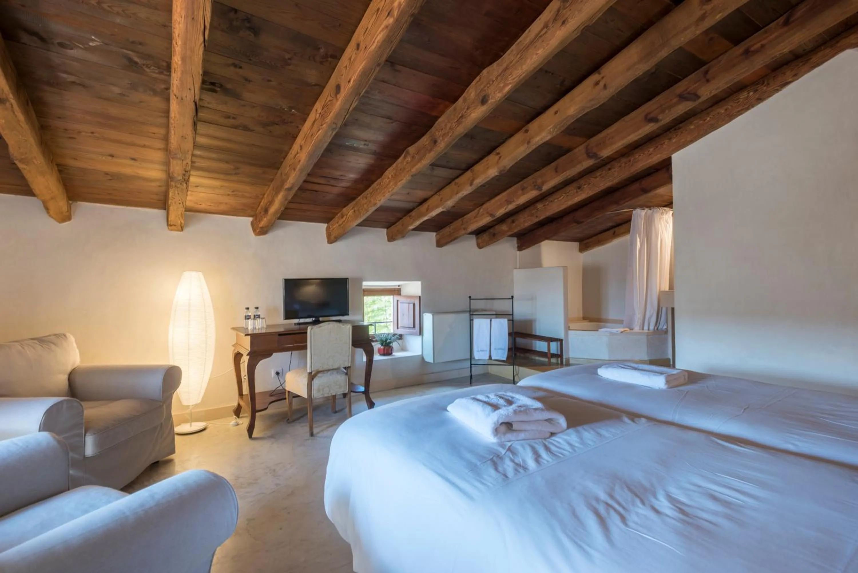 Bathroom, Bed in Sa Bisbal - Turismo de interior