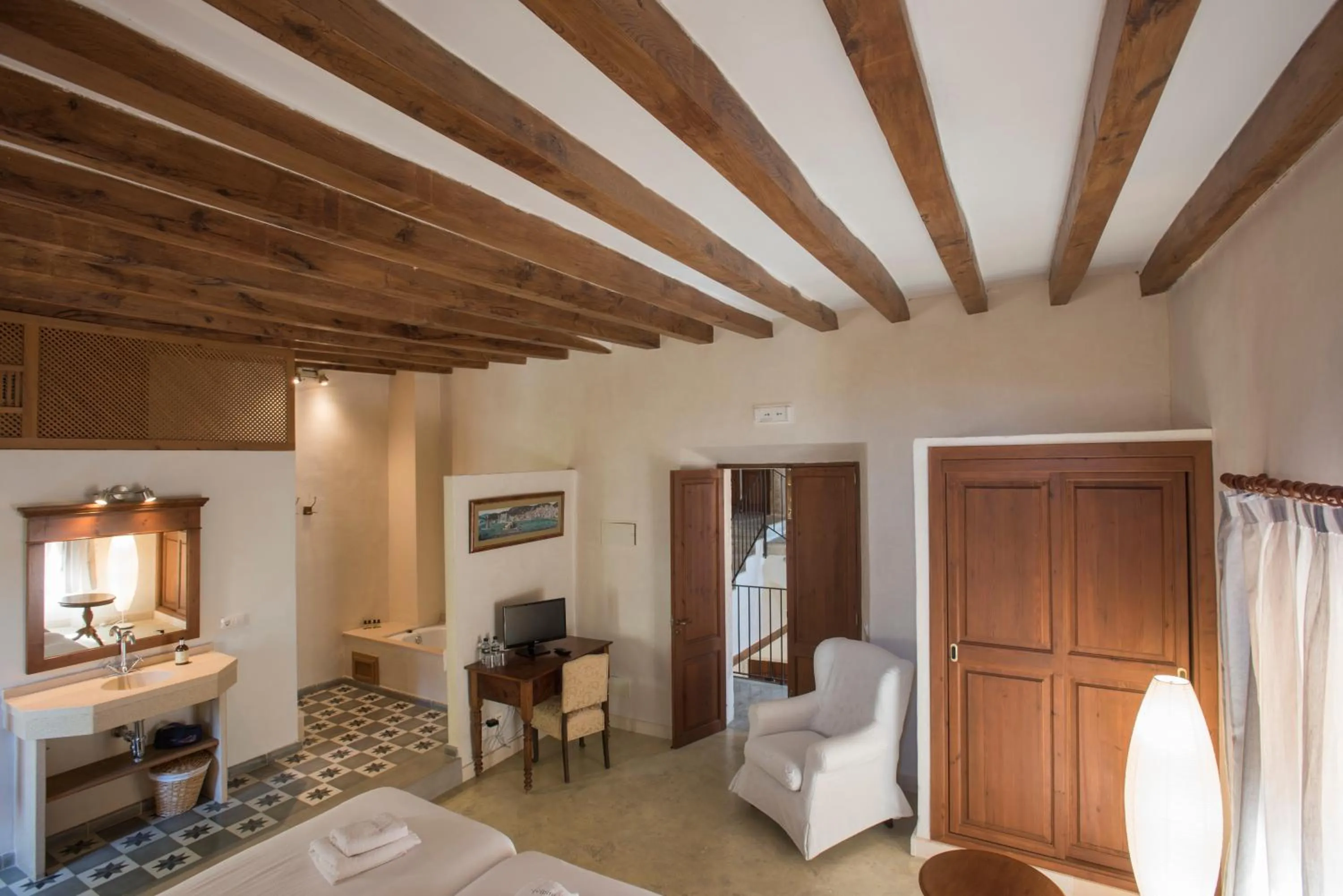 Bathroom, Bed in Sa Bisbal - Turismo de interior