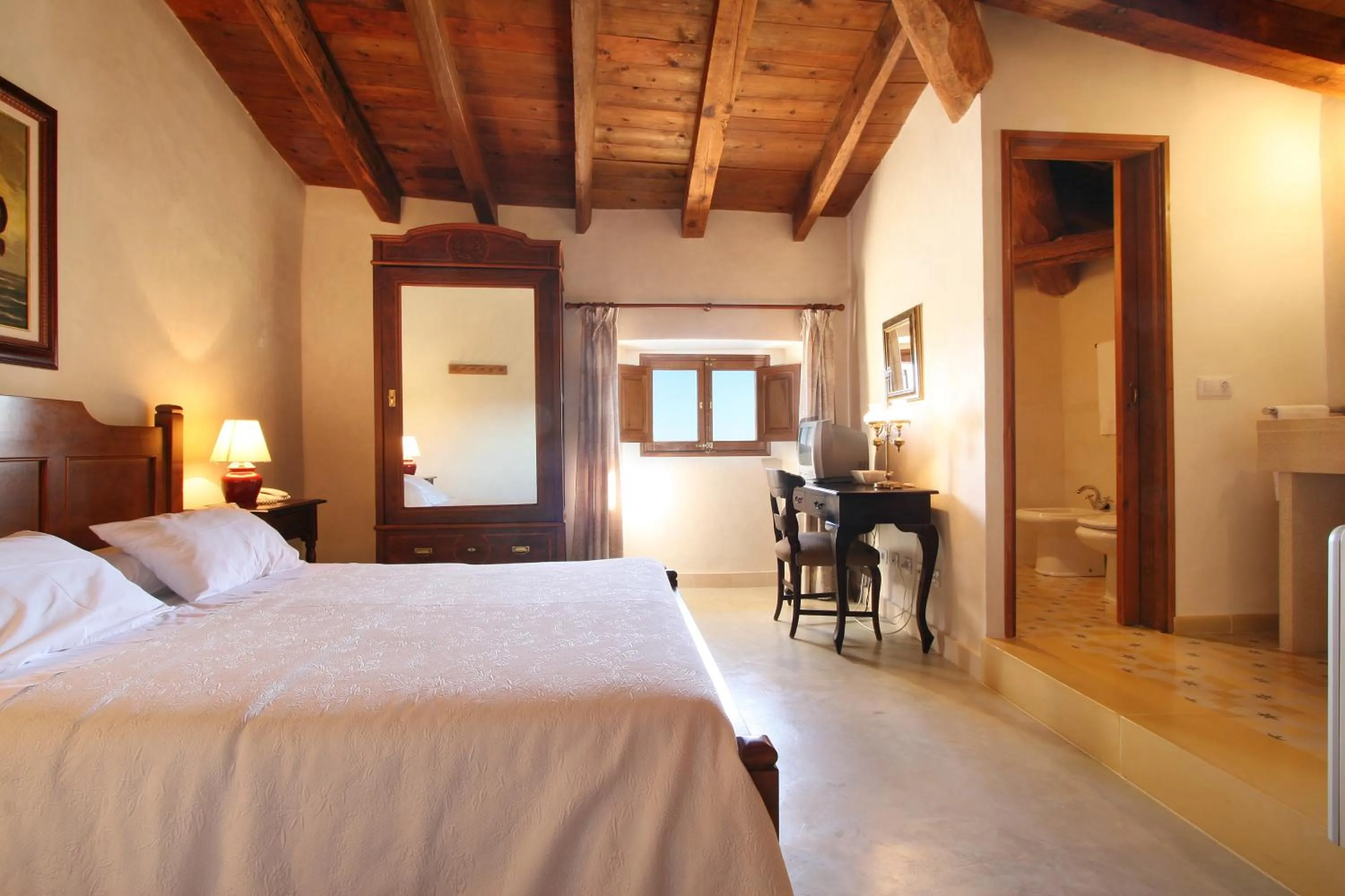 Bathroom, Bed in Sa Bisbal - Turismo de interior