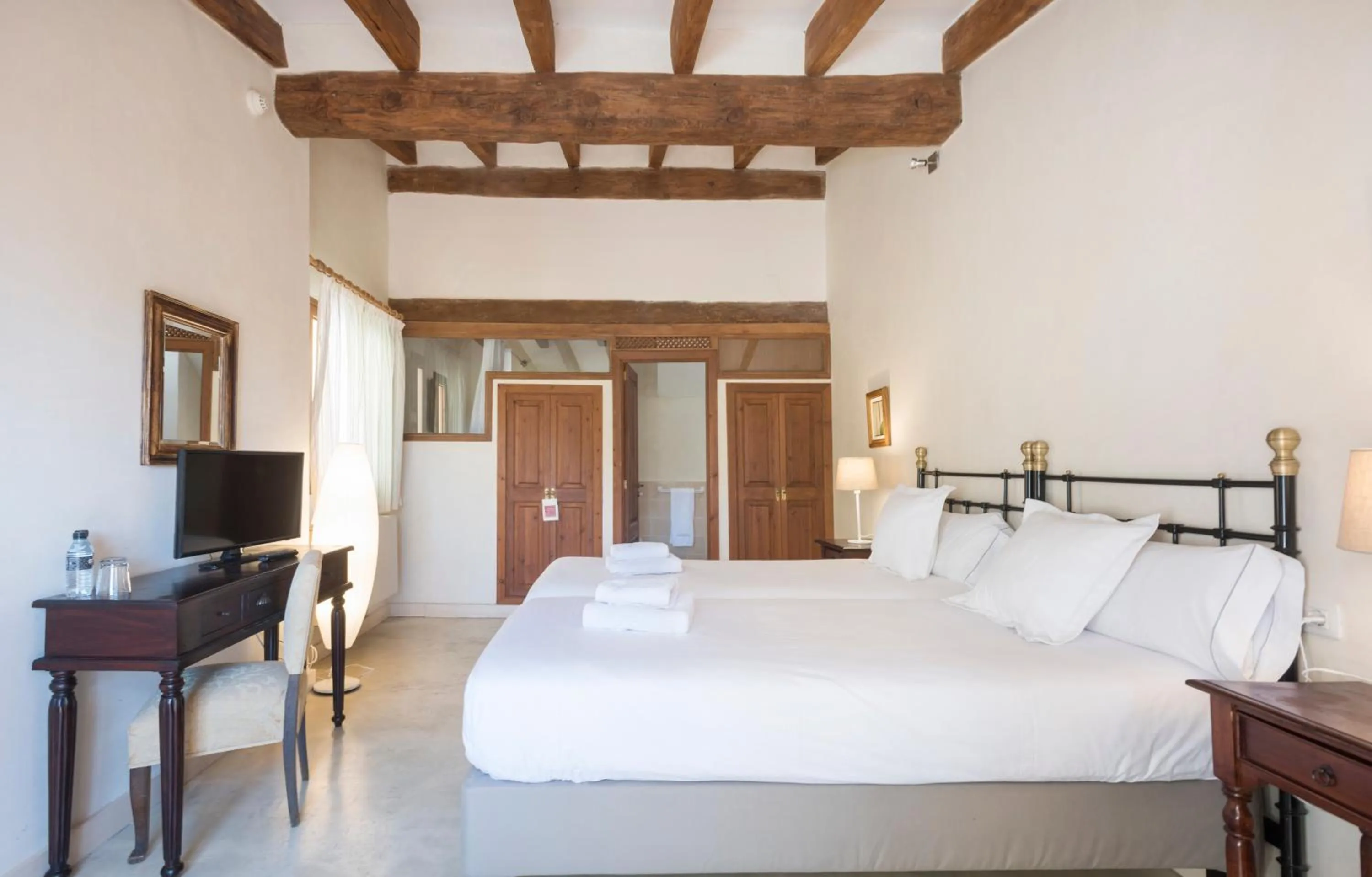 Bathroom, Bed in Sa Bisbal - Turismo de interior