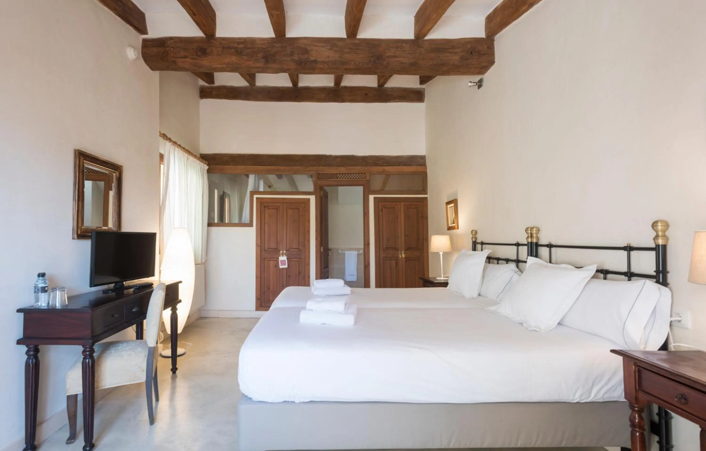 Bathroom, Bed in Sa Bisbal - Turismo de interior