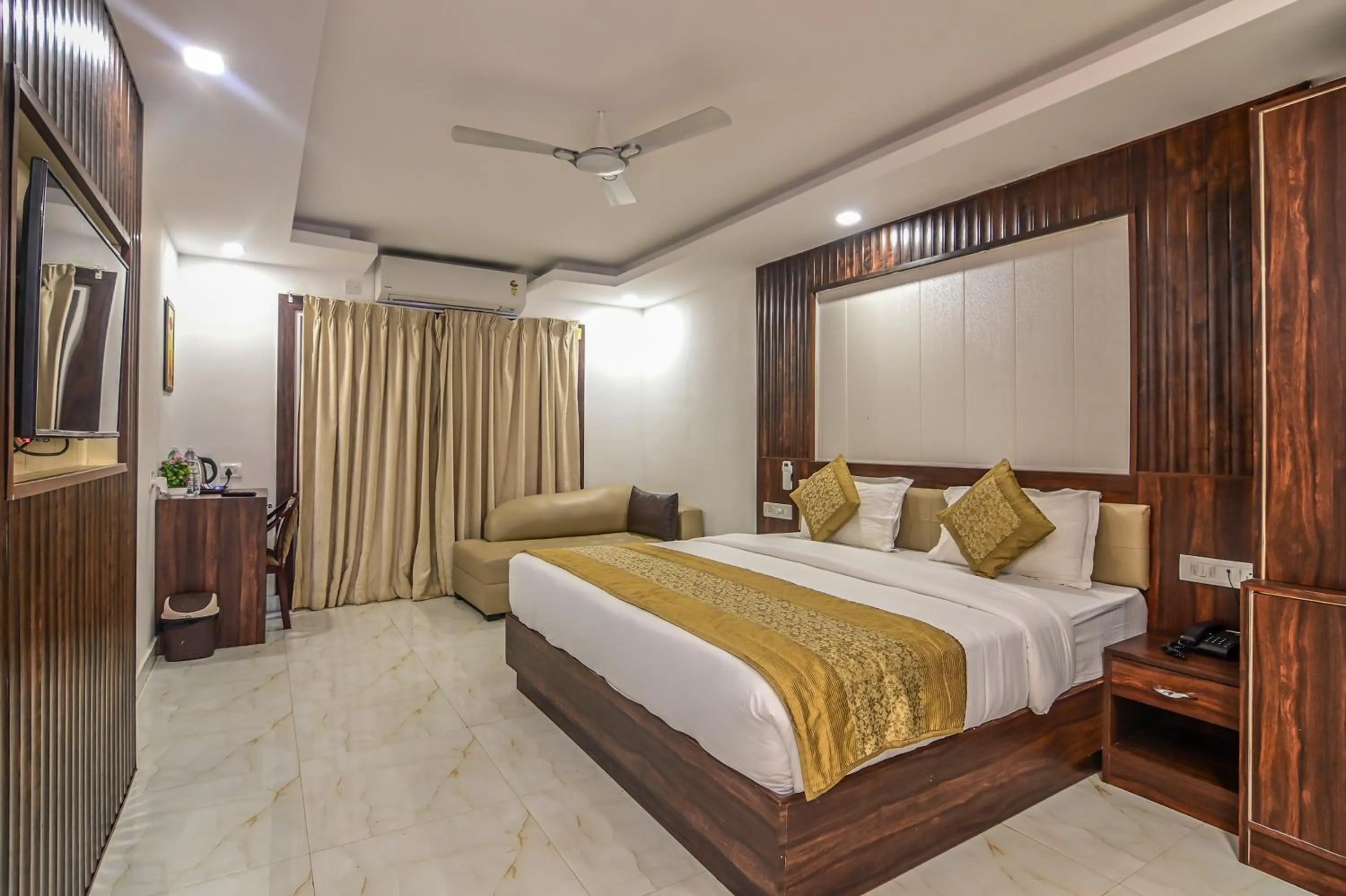 Photo of the whole room, Bed in De Falcon Goa Beach Resort