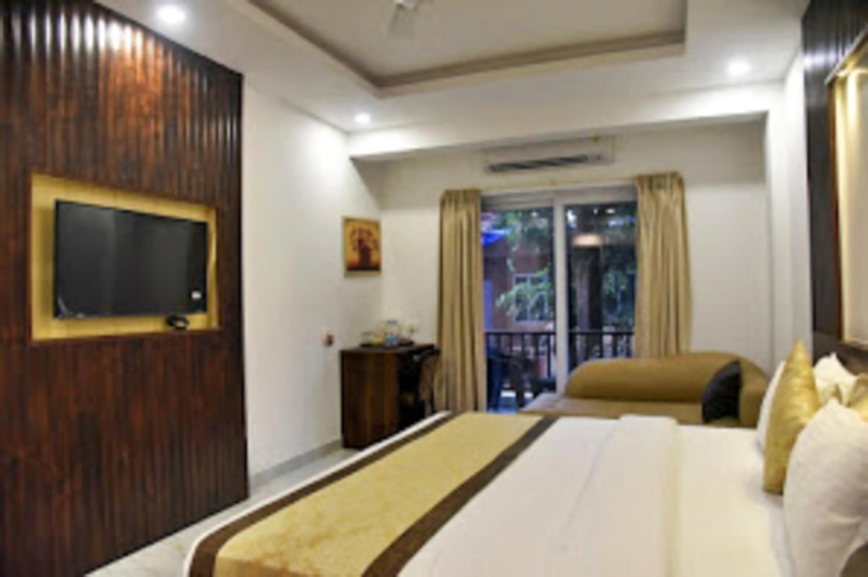 TV and multimedia, Bed in De Falcon Goa Beach Resort