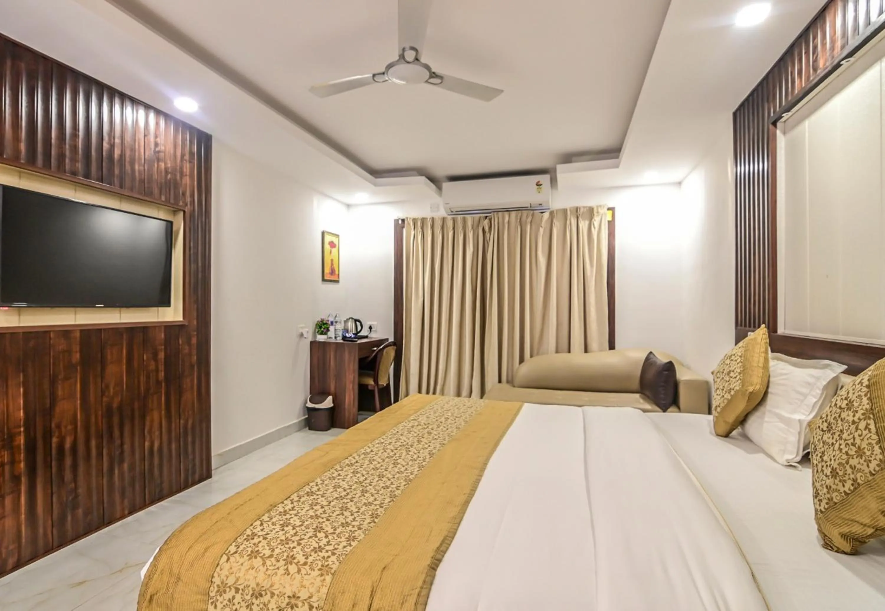 Photo of the whole room, Bed in De Falcon Goa Beach Resort